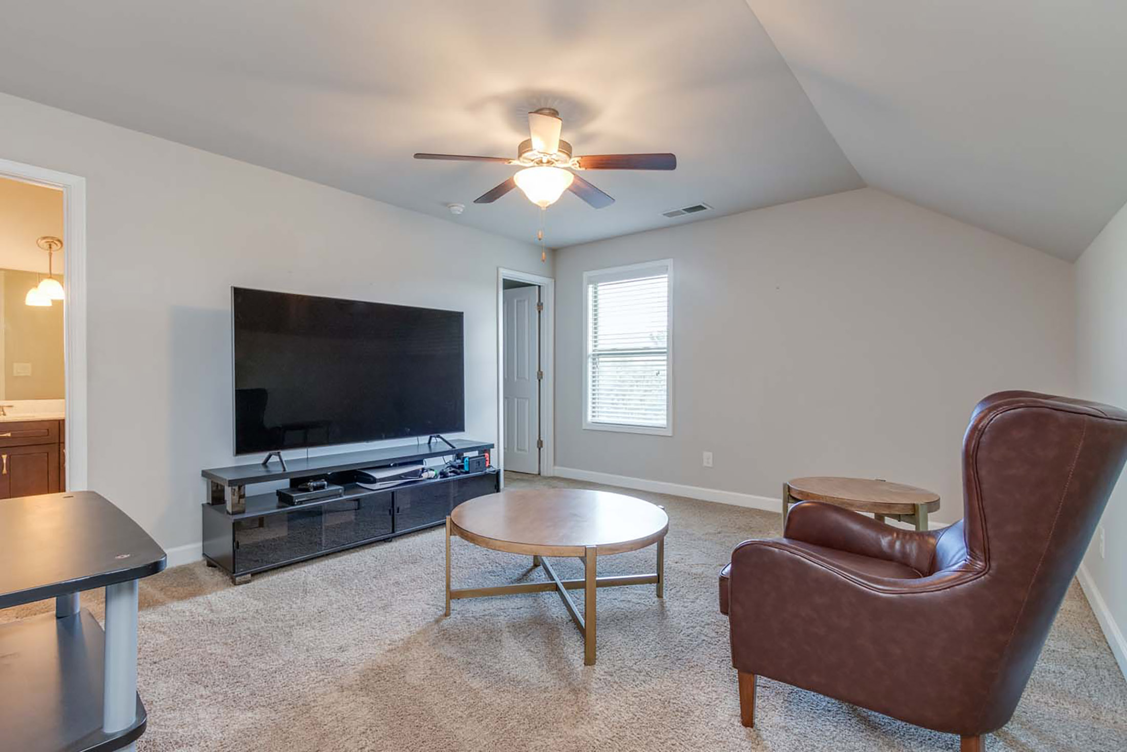  Four-Bedroom Brick Corner Lot in Jamestown - 物件實景