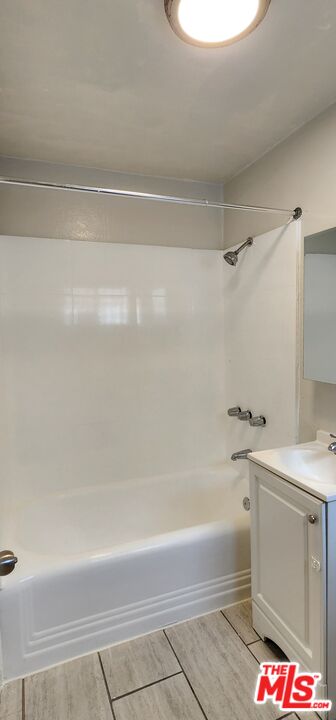 Los Angeles, California, 90003, United States, 9 Bedrooms Bedrooms, ,Residential,For Sale,1940130
