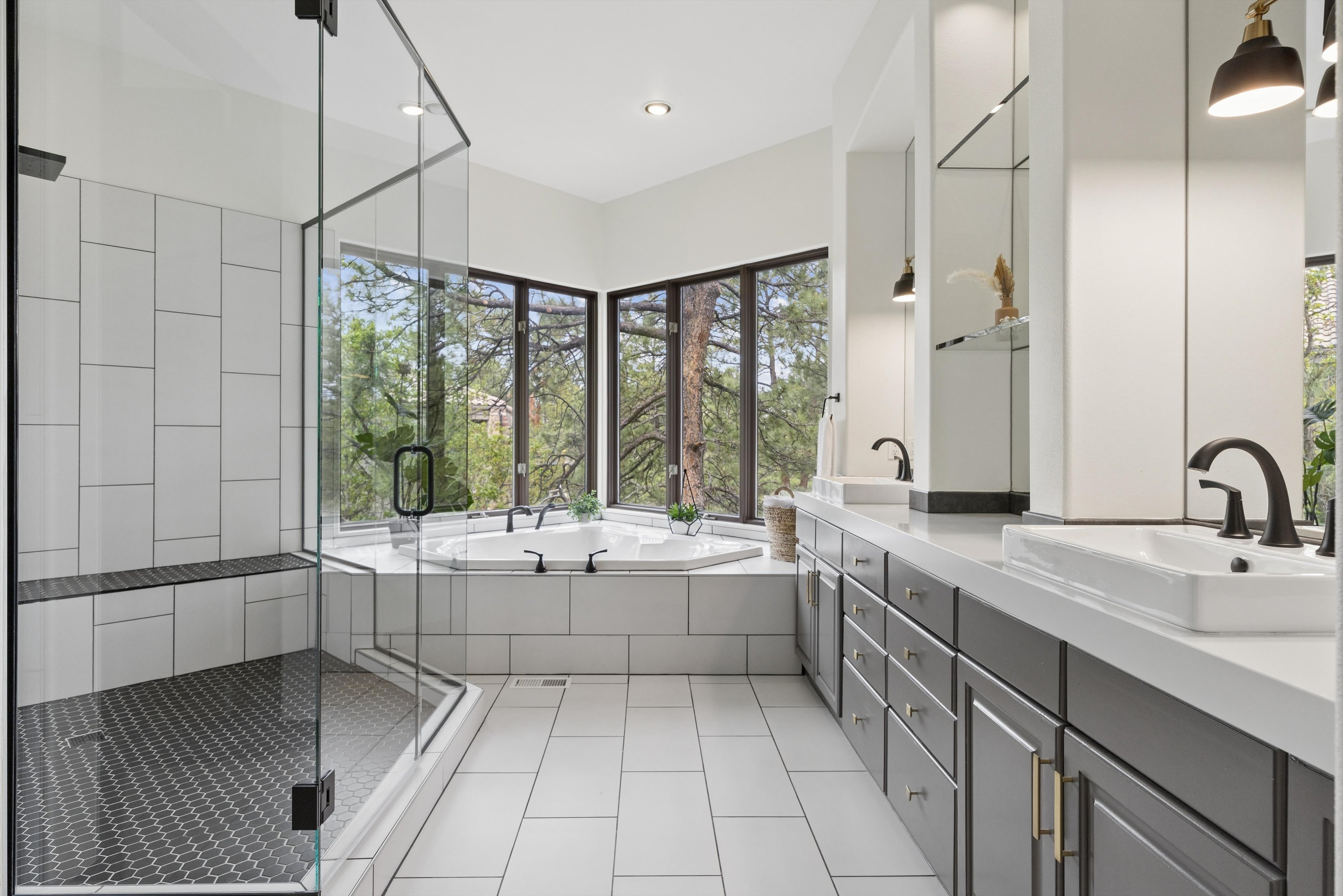  Remodeled 4 Bed 6 Bath Residence Offering Mountain, Sunset Views & Privacy - 物件實景