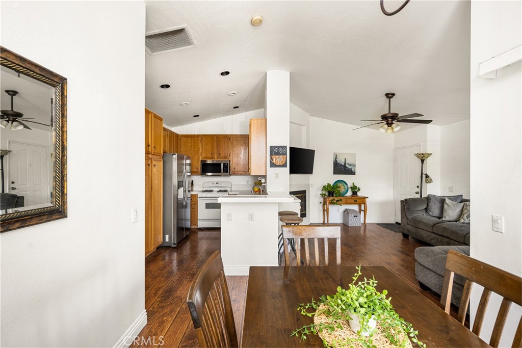 Lake Forest, California, 92610, United States, 2 Bedrooms Bedrooms, ,2 BathroomsBathrooms,Residential,For Sale,1846936