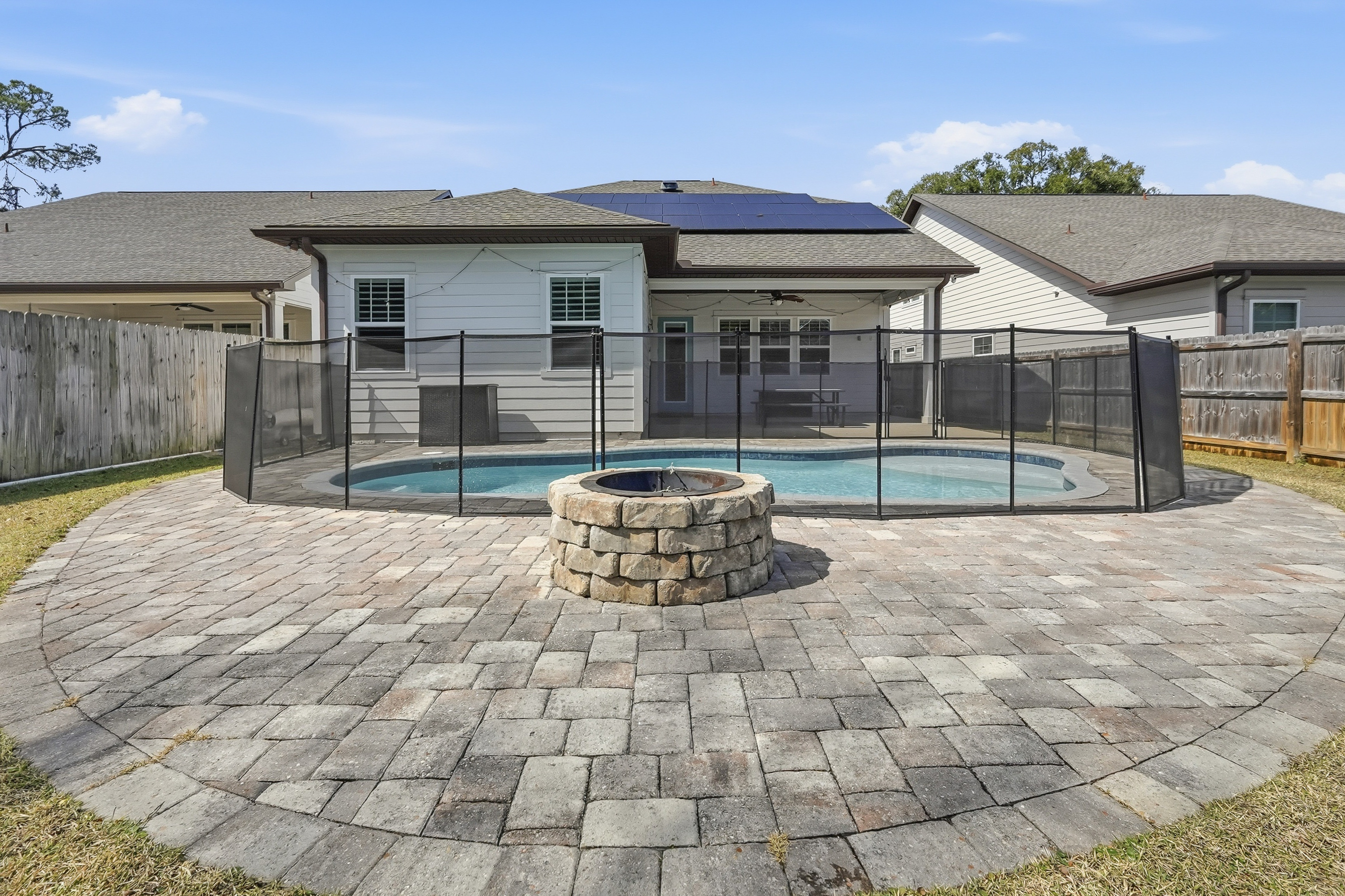  Modern Coastal Pool Home Near Water Access - 物件實景