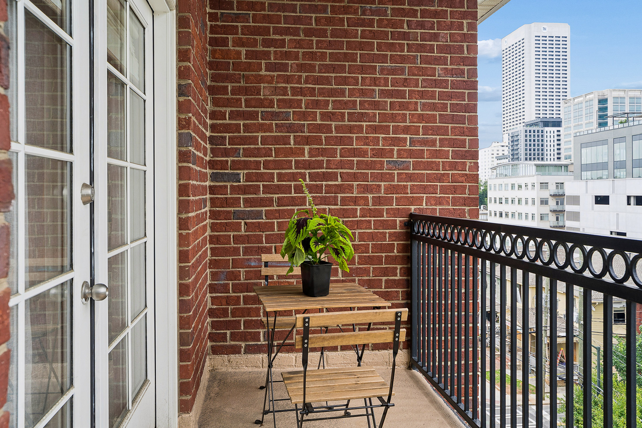  Beautifully Renovated Top-Floor Condo Overlooking Midtown - 物件實景