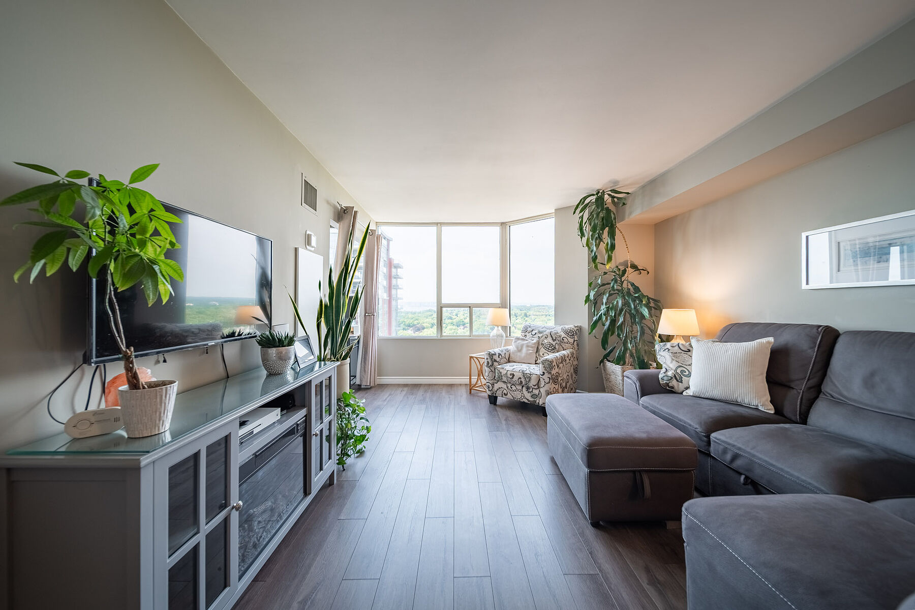  Downtown Burlington Condo - 物件實景