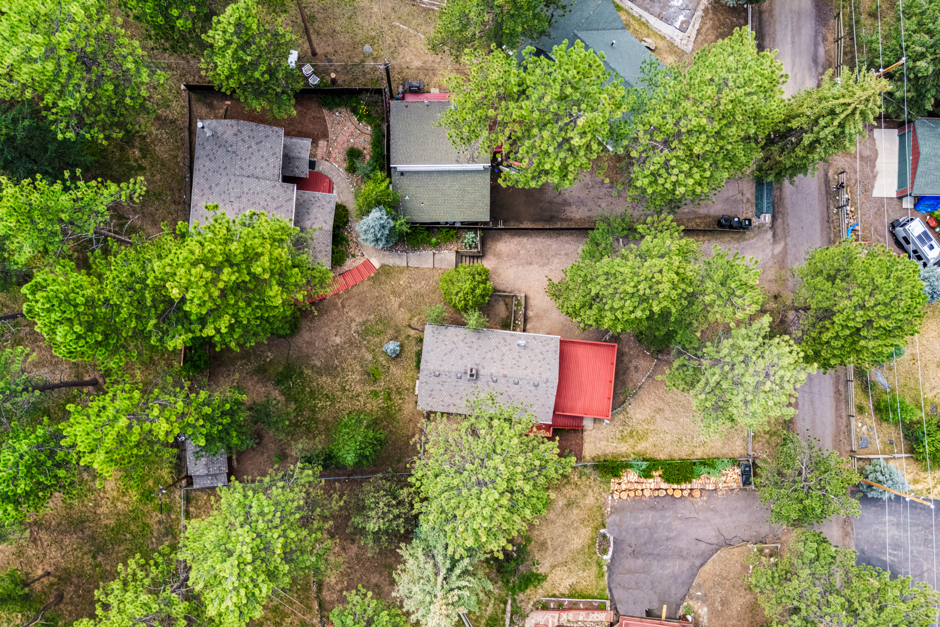  Rare Opportunity to Own 2 Homes Just Steps Away from Coveted Evergreen Lake - 物件實景