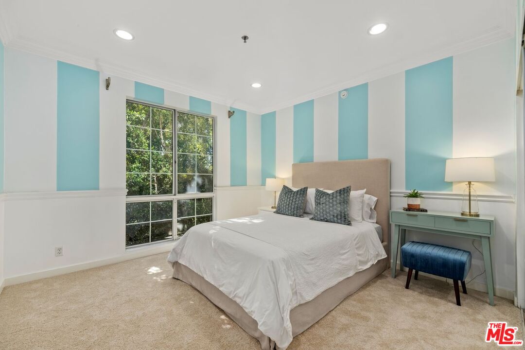 Los Angeles, California, 90004, United States, 2 Bedrooms Bedrooms, ,2 BathroomsBathrooms,Residential,For Sale,1885351