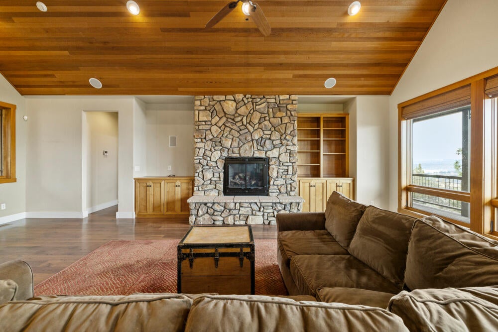 Klamath Falls, Oregon, 97601, United States, 4 Bedrooms Bedrooms, ,3 BathroomsBathrooms,Residential,For Sale,1987766