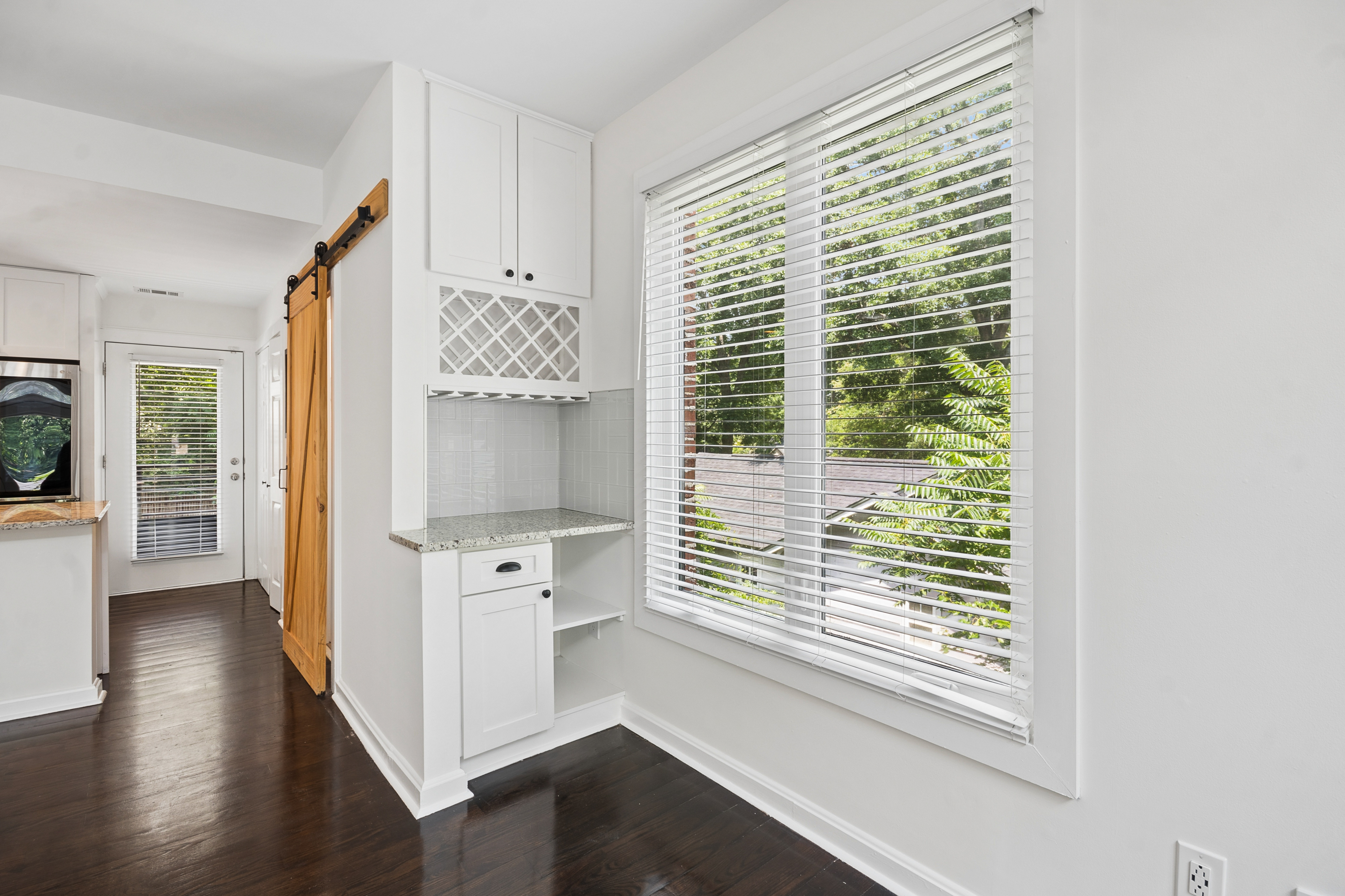  Updated, End-Unit Townhome in the Heart of Edgewood - 物件實景