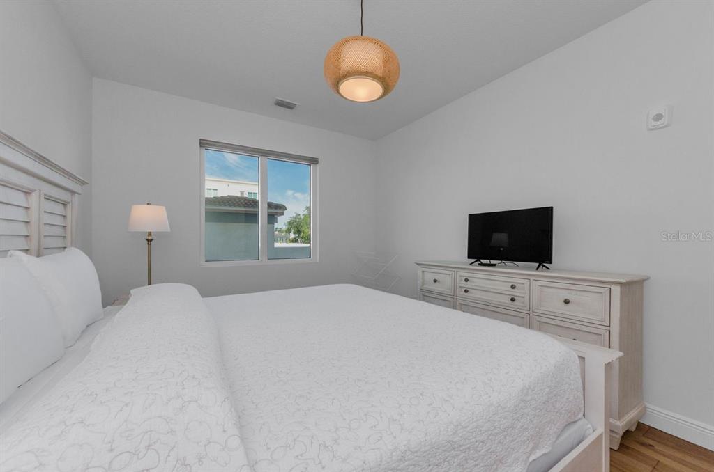 St Petersburg, Florida, 33701, United States, 3 Bedrooms Bedrooms, ,3 BathroomsBathrooms,Residential,For Sale,1885296