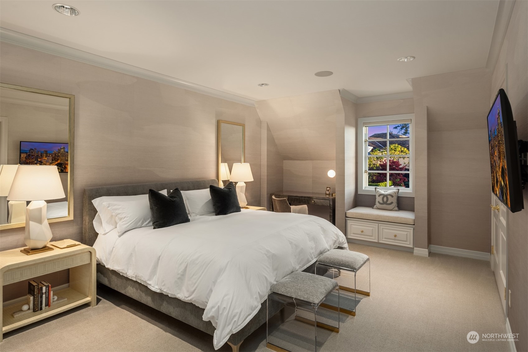 Clyde Hill, Washington, 98004, United States, 5 Bedrooms Bedrooms, ,4 BathroomsBathrooms,Residential,For Sale,1684635