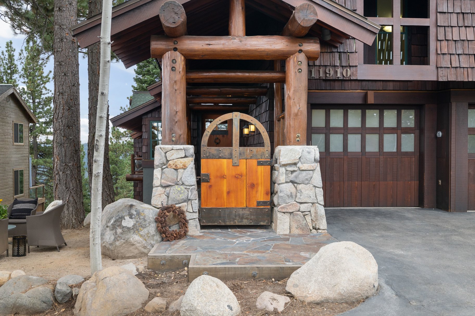  Views of Donner Lake with Donner Lake Rim Trail in Backyard - 物件實景