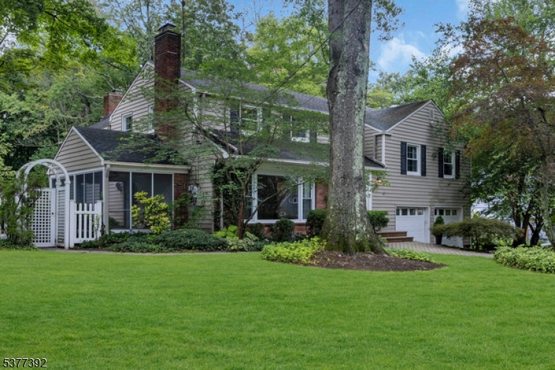 Chatham Twp., New Jersey, 07928, United States, 4 Bedrooms Bedrooms, ,3 BathroomsBathrooms,Residential,For Sale,1926166
