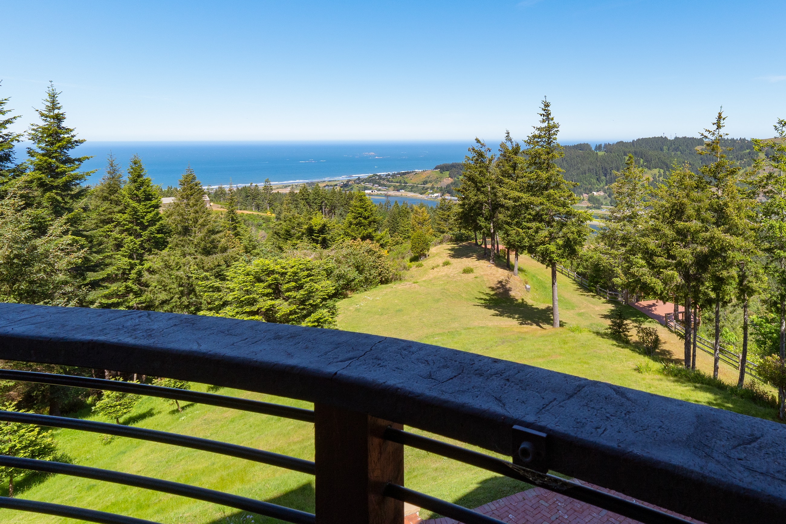  French Chateau High Above Gold Beach - 物件實景