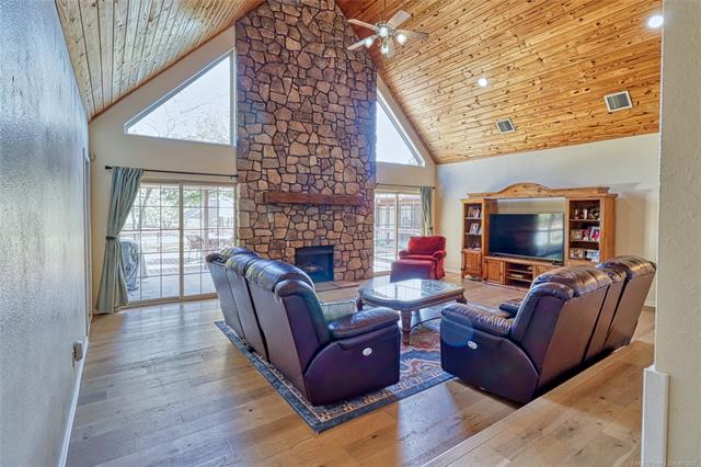 Eufaula, Oklahoma, 74432, United States, 3 Bedrooms Bedrooms, ,3 BathroomsBathrooms,Residential,For Sale,1987326