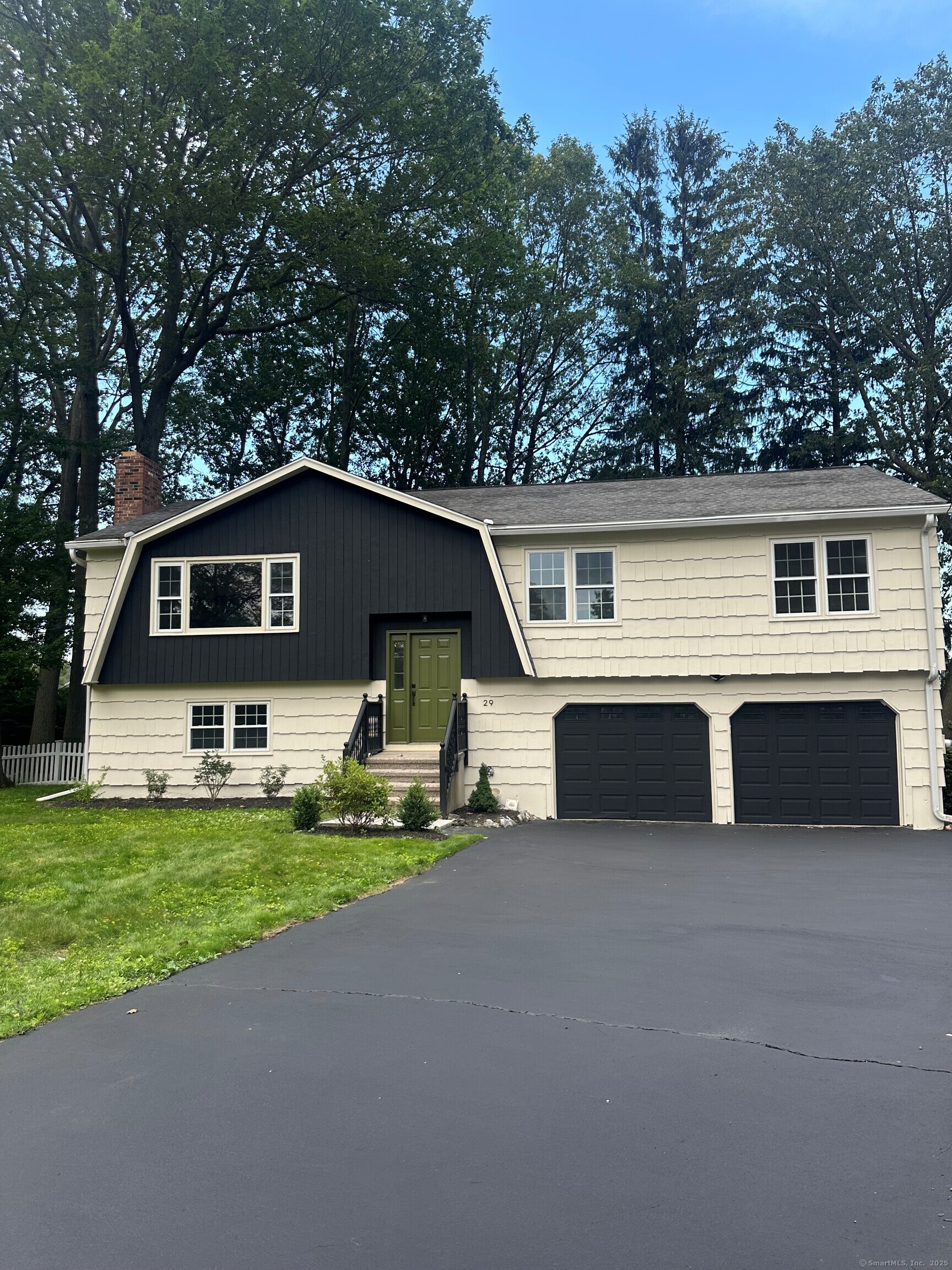 Milford, Connecticut, 06460, United States, 4 Bedrooms Bedrooms, ,3 BathroomsBathrooms,Residential,For Sale,1906885
