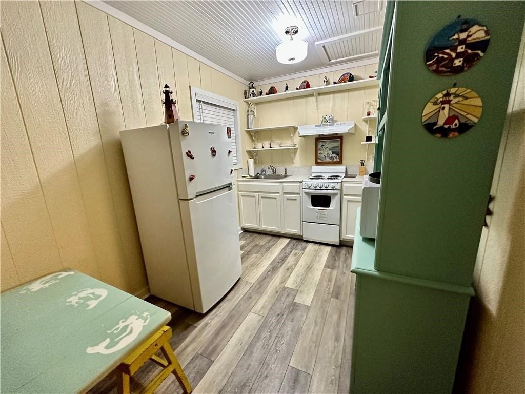 Corpus Christi, Texas, 78402, United States, 4 Bedrooms Bedrooms, ,3 BathroomsBathrooms,Residential,For Sale,1934192