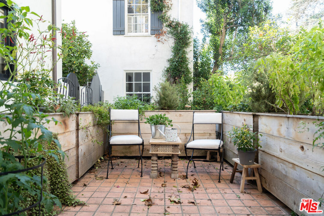 Los Angeles, California, 90004, United States, 4 Bedrooms Bedrooms, ,5 BathroomsBathrooms,Residential,For Sale,1989433