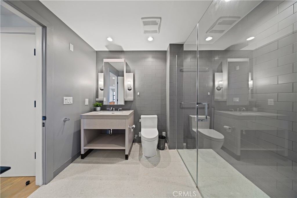 Los Angeles, California, 90024, United States, 2 Bedrooms Bedrooms, ,2 BathroomsBathrooms,Residential,For Sale,1746972