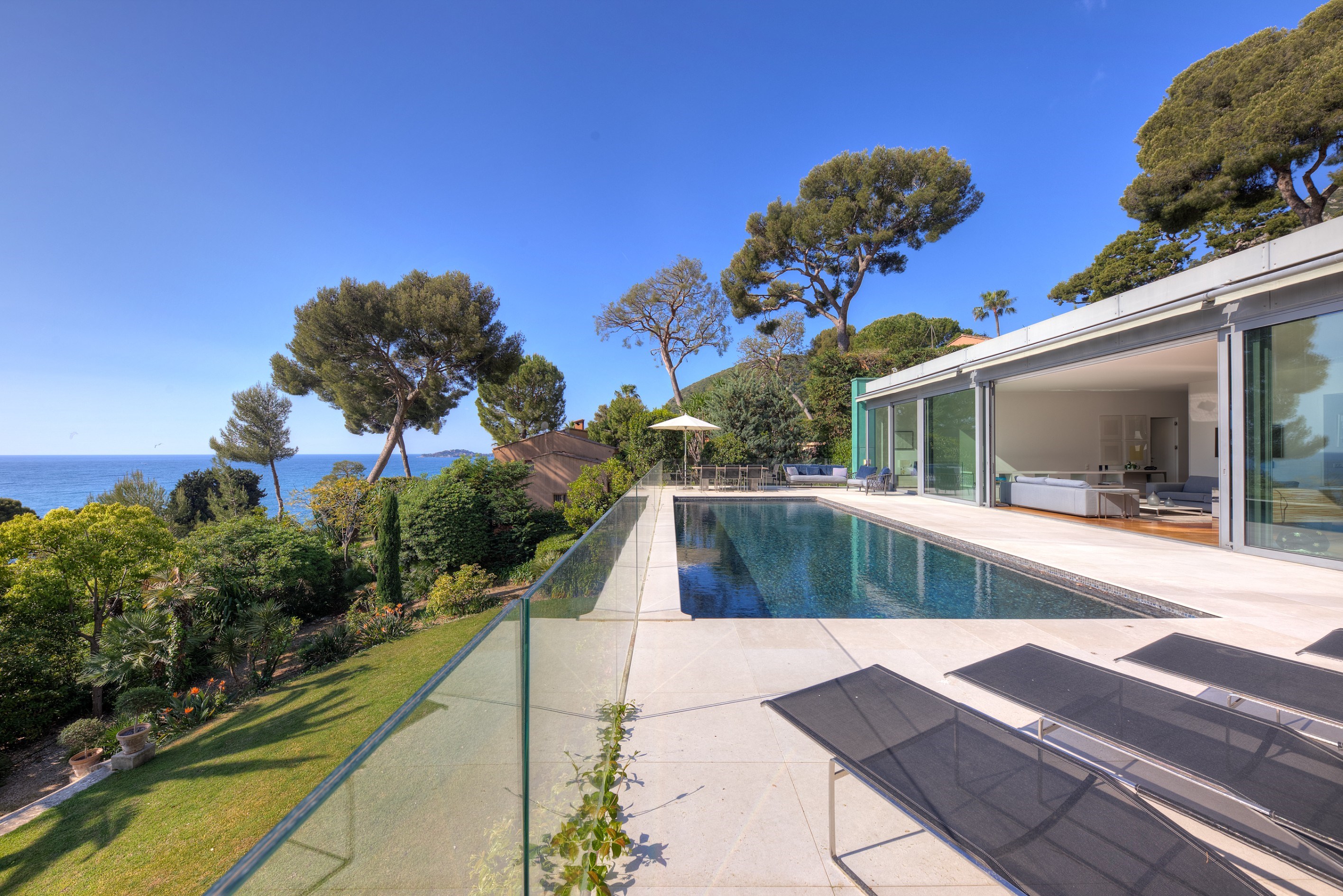  Architect-designed contemporary villa with panoramic sea views in Èze-sur-Mer - 物件實景