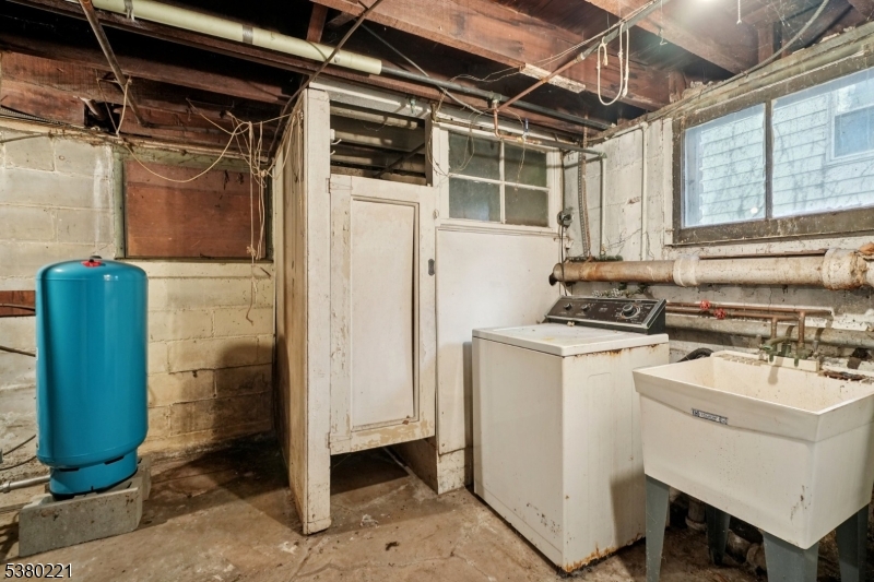 Maplewood Twp., New Jersey, 07040, United States, 5 Bedrooms Bedrooms, ,3 BathroomsBathrooms,Residential,For Sale,1933003