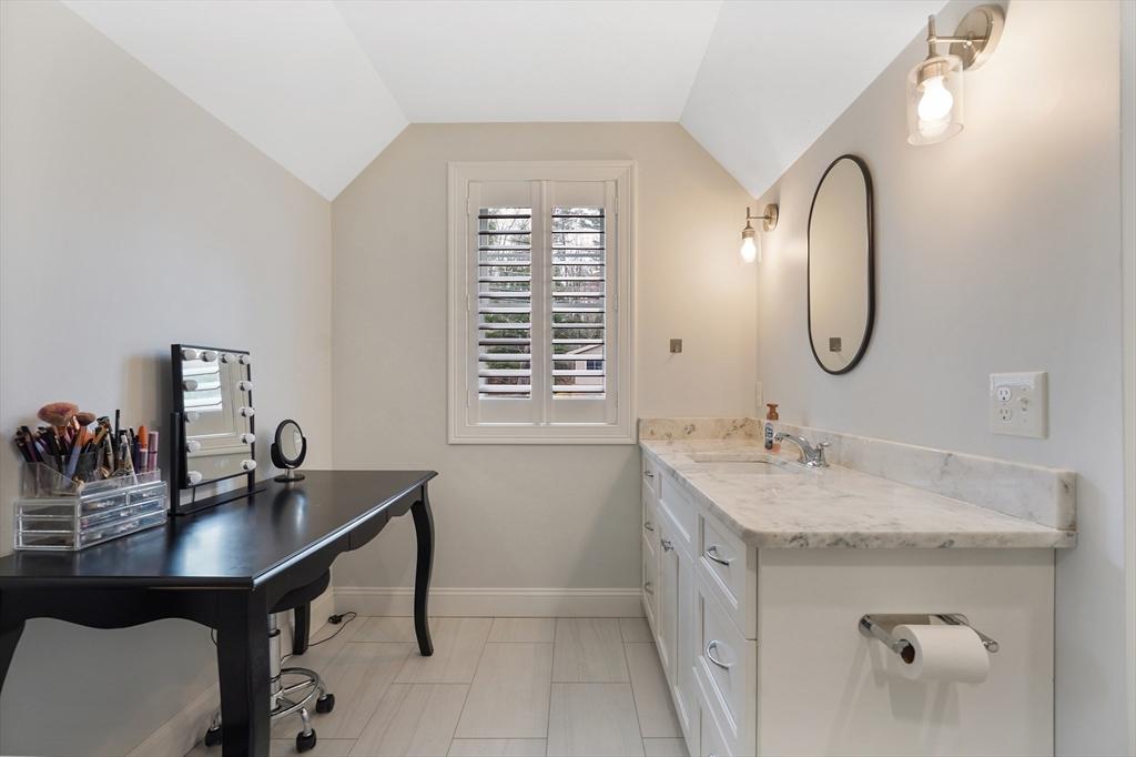 Sturbridge, Massachusetts, 01566, United States, 4 Bedrooms Bedrooms, ,4 BathroomsBathrooms,Residential,For Sale,1801654