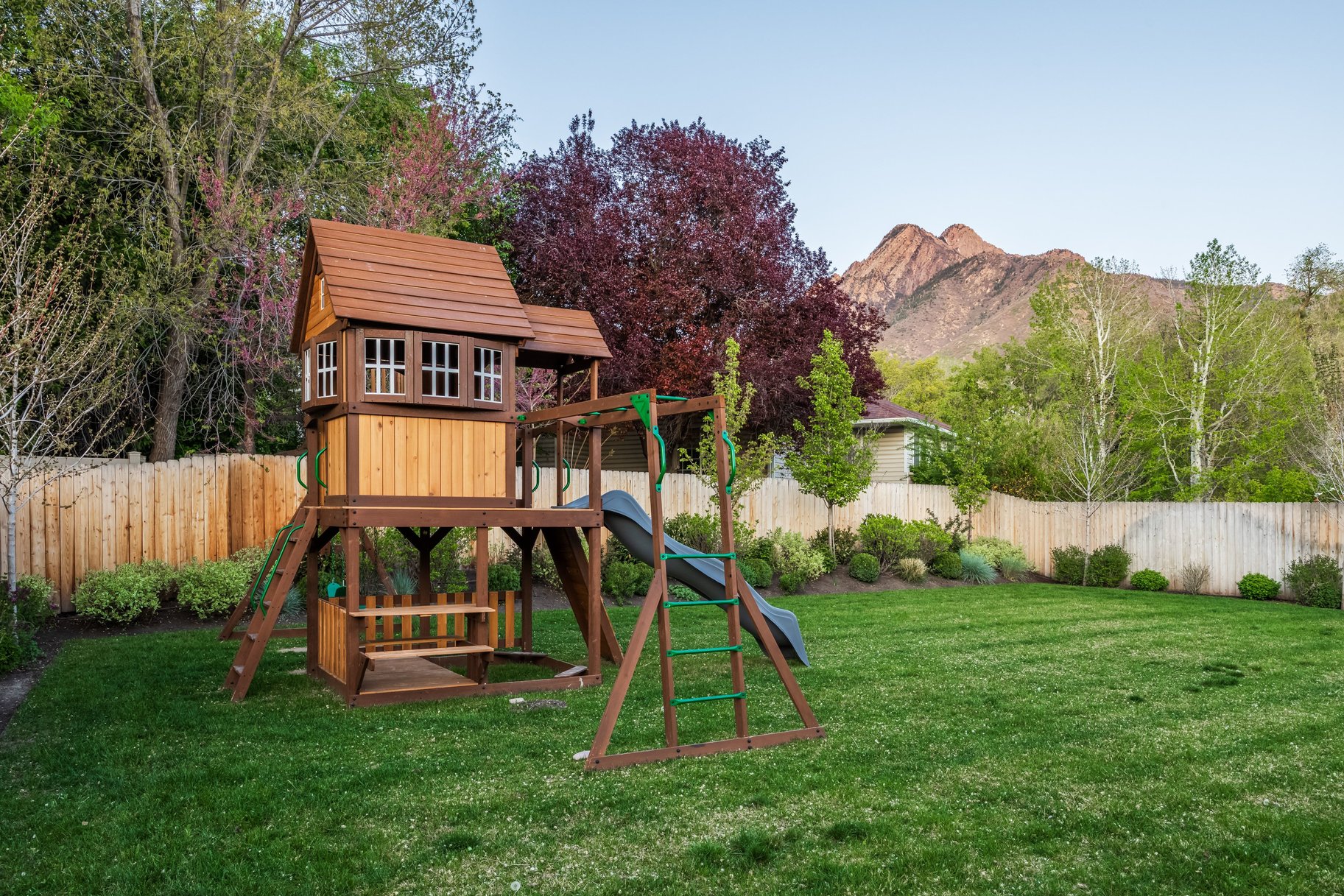  Timeless Colonial Charm Meets Refined Modern Luxury In This Storybook Retreat - 物件實景