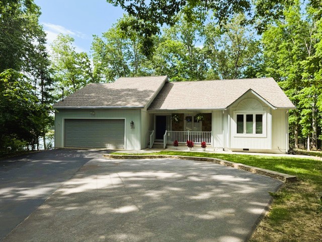 Crossville, Tennessee, 38558, United States, 3 Bedrooms Bedrooms, ,2 BathroomsBathrooms,Residential,For Sale,1936923