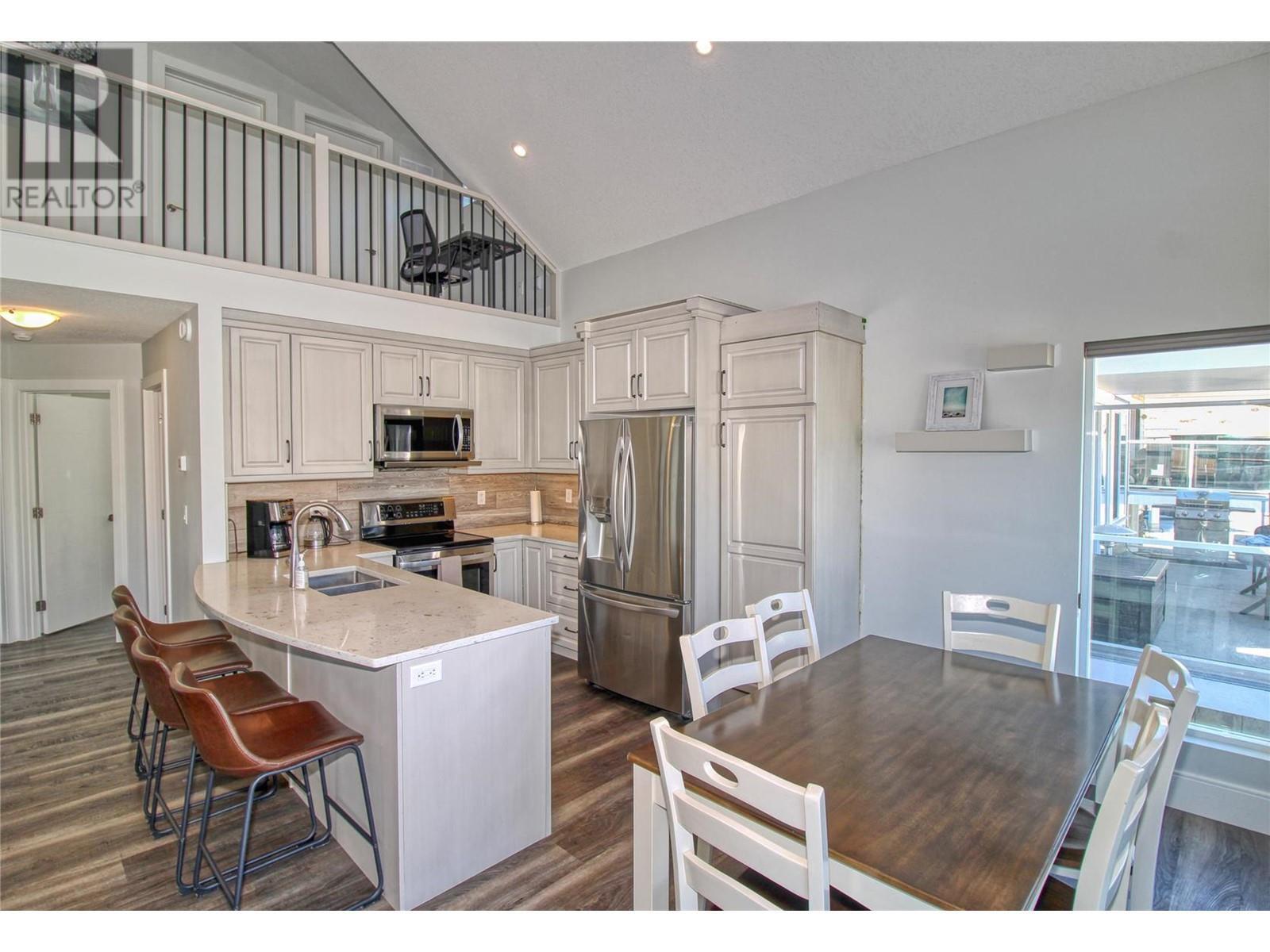 KELOWNA, British Columbia, V1Z 3R8, CA, 3 Bedrooms Bedrooms, ,3 BathroomsBathrooms,Residential,For Sale,1951197