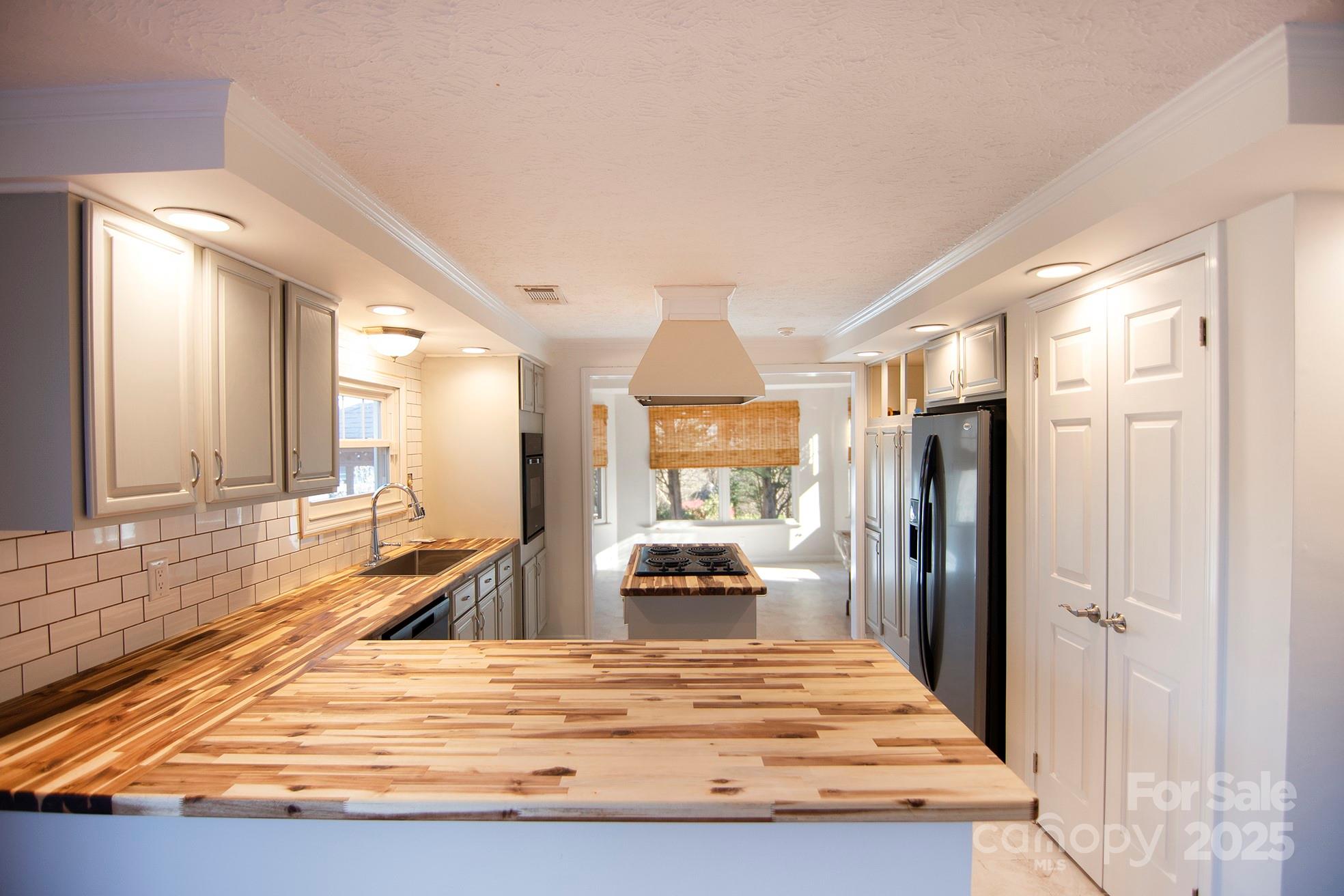 Hendersonville, North Carolina, 28792, United States, 3 Bedrooms Bedrooms, ,3 BathroomsBathrooms,Residential,For Sale,1976526