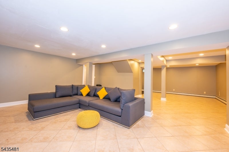 Wayne Twp., New Jersey, 07470, United States, 4 Bedrooms Bedrooms, ,3 BathroomsBathrooms,Residential,For Sale,2049437