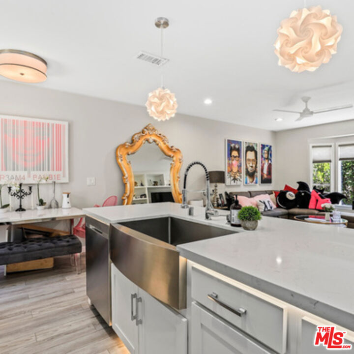 Los Angeles, California, 90048, United States, 3 Bedrooms Bedrooms, ,2 BathroomsBathrooms,Residential,For Sale,1919092