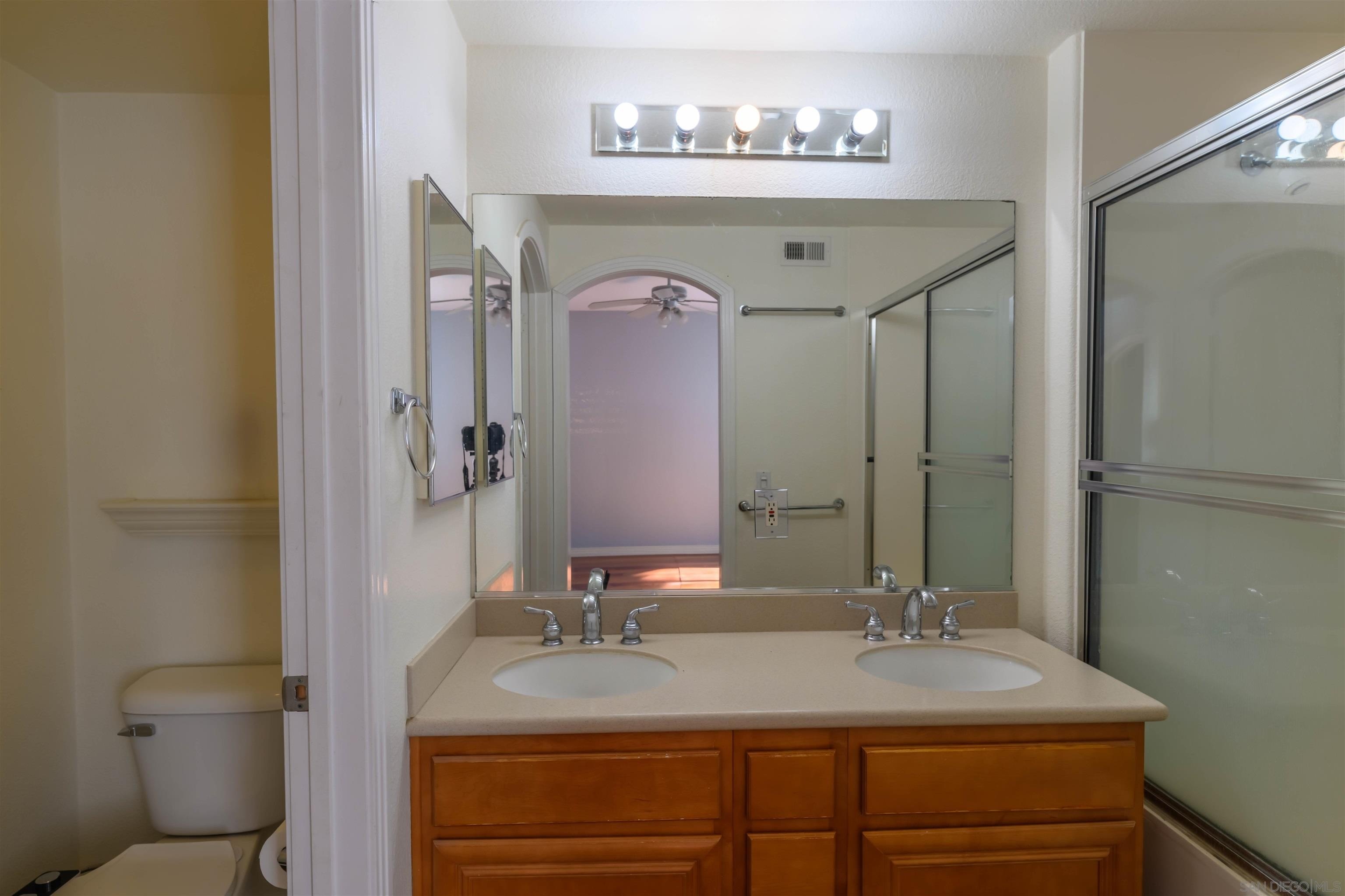 San Diego, California, 92101, United States, 2 Bedrooms Bedrooms, ,3 BathroomsBathrooms,Residential,For Sale,1713203