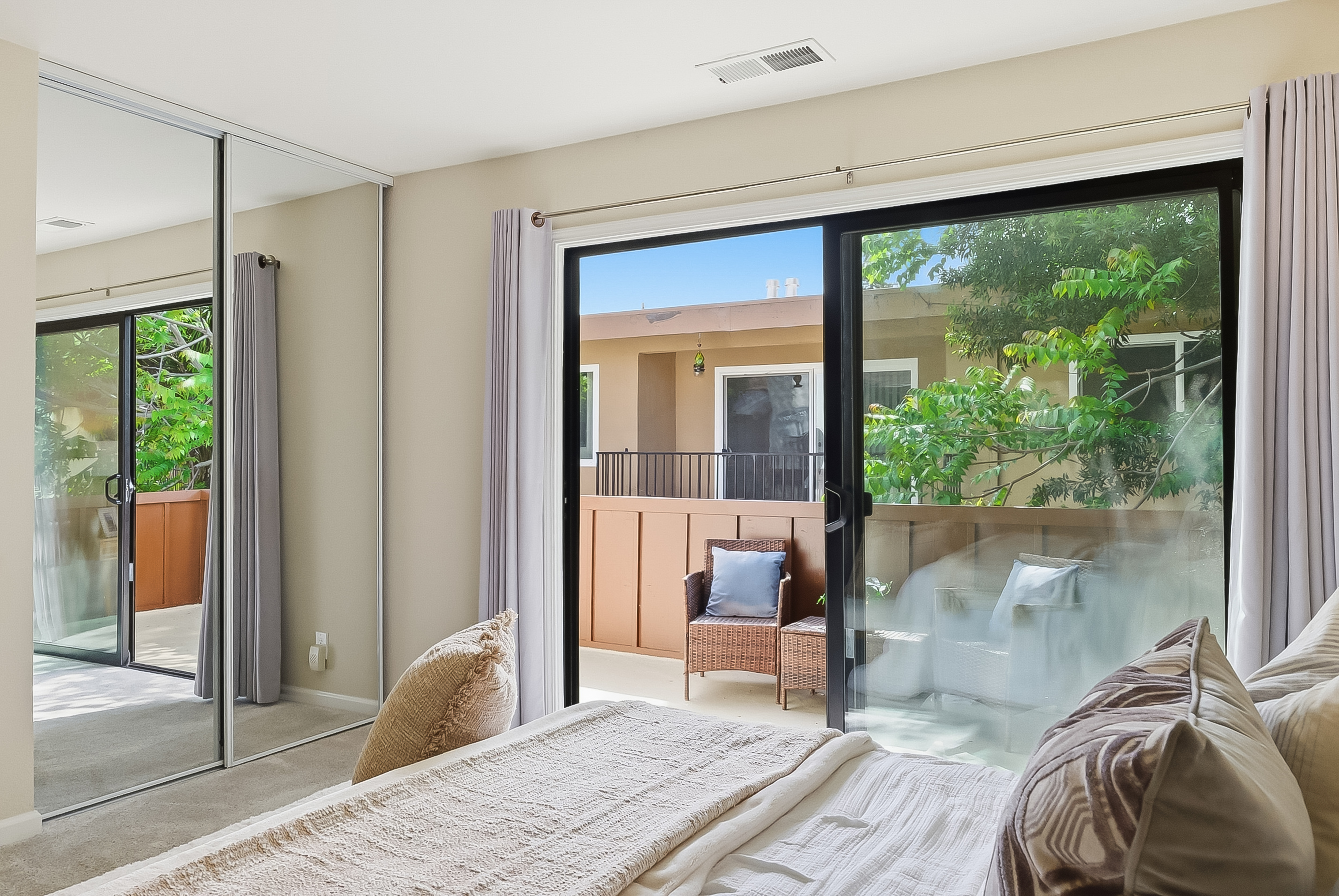  Spanish-Style Townhome in Tranquil Community - 物件實景