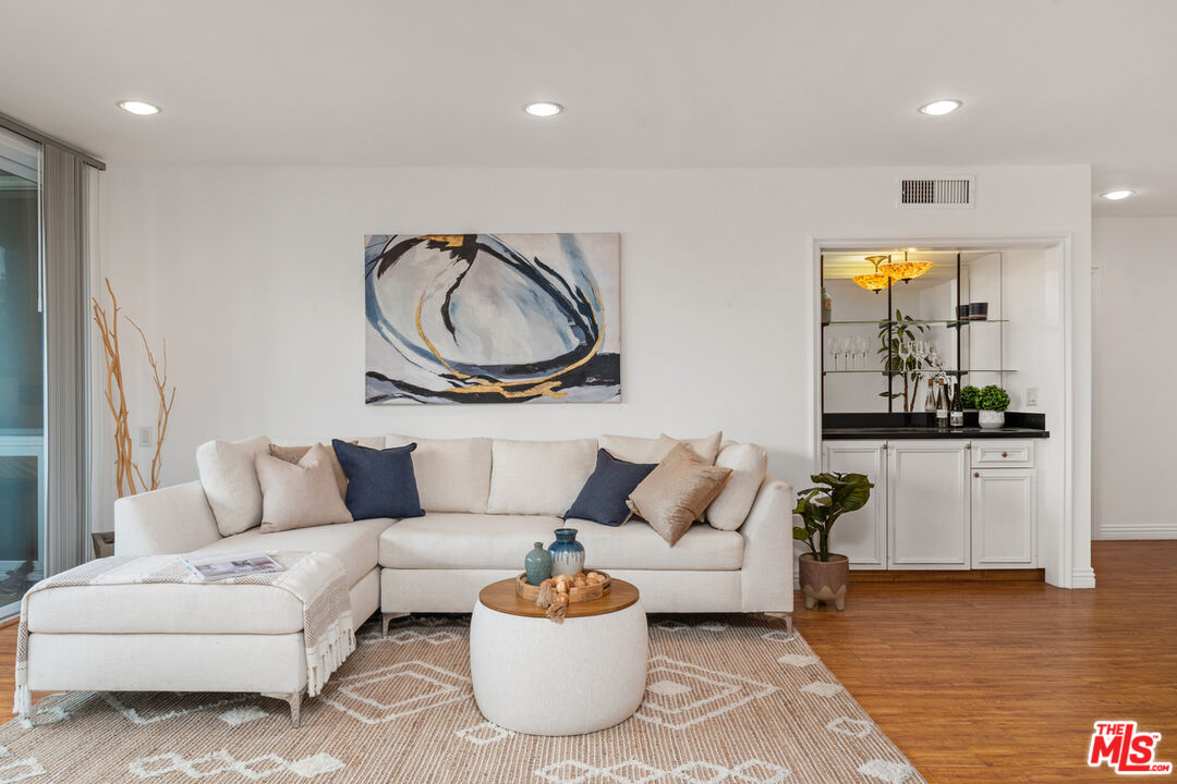 Sherman Oaks, California, 91423, United States, 3 Bedrooms Bedrooms, ,3 BathroomsBathrooms,Residential,For Sale,1927164