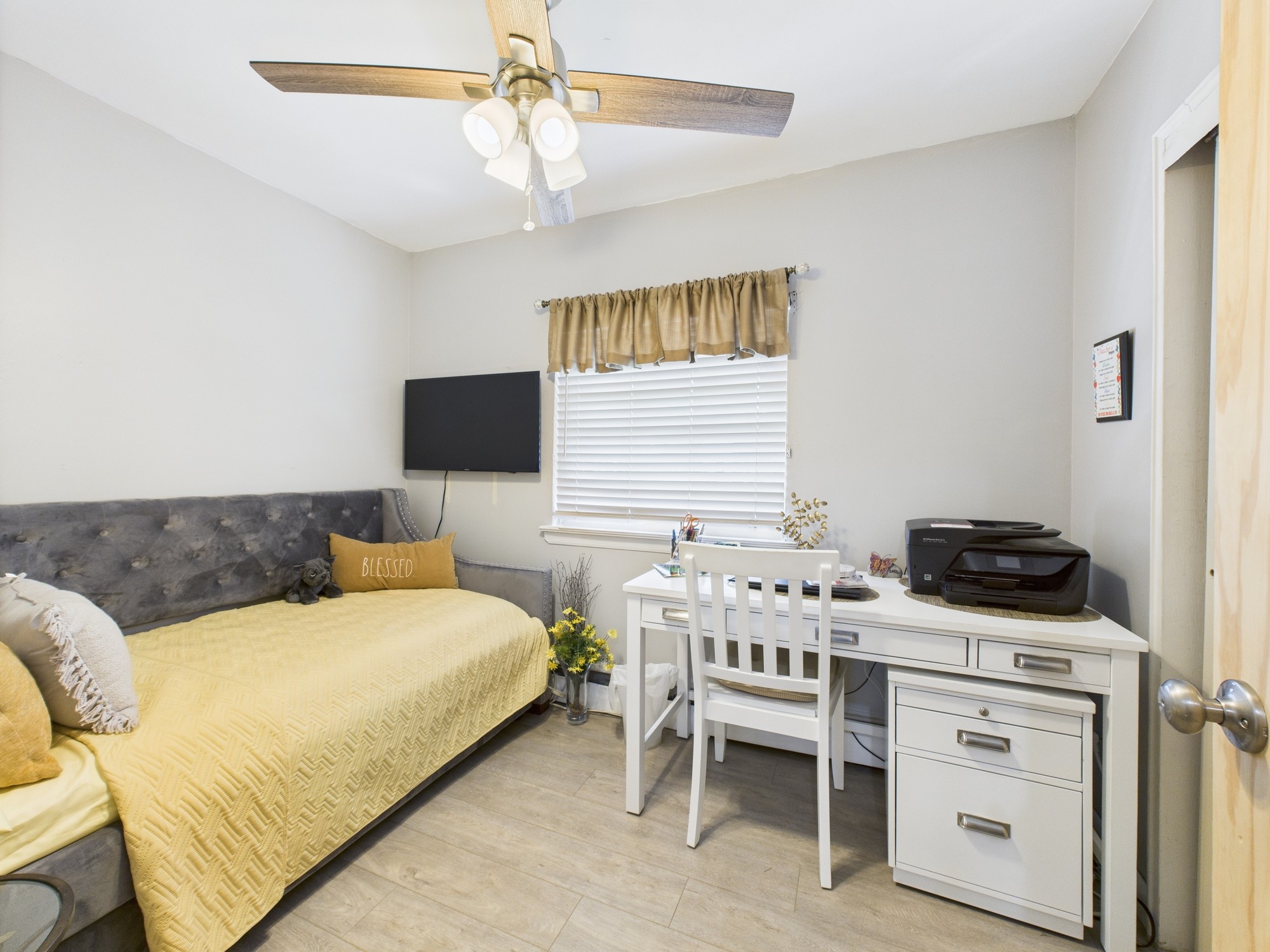Bronx, New York, 10465, United States, 3 Bedrooms Bedrooms, ,3 BathroomsBathrooms,Residential,For Sale,1895148