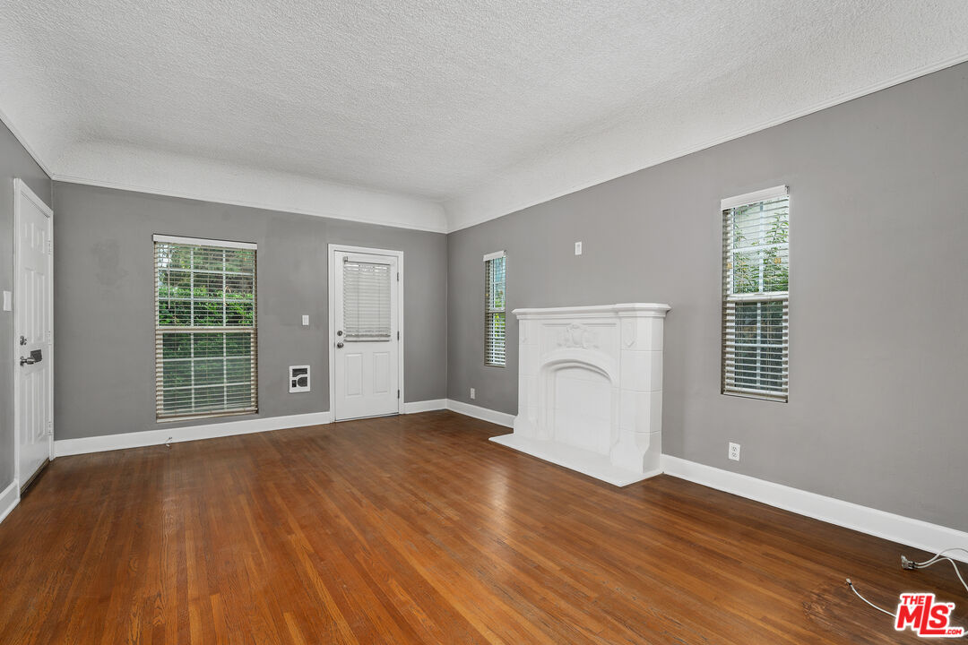 Los Angeles, California, 90019, United States, 6 Bedrooms Bedrooms, ,Residential,For Sale,1908523