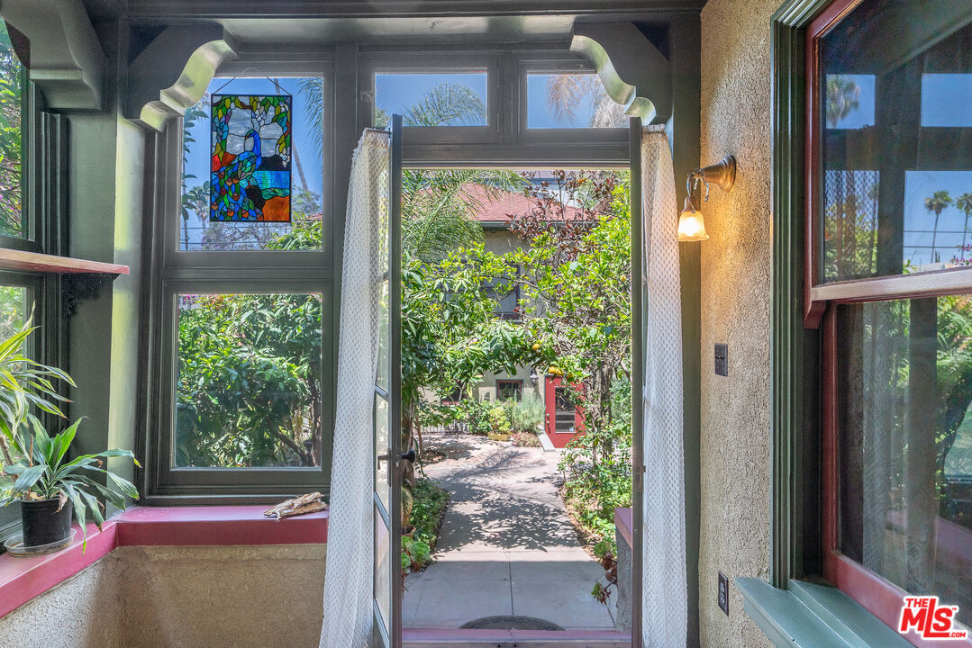 Los Angeles, California, 90006, United States, 6 Bedrooms Bedrooms, ,5 BathroomsBathrooms,Residential,For Sale,1883118