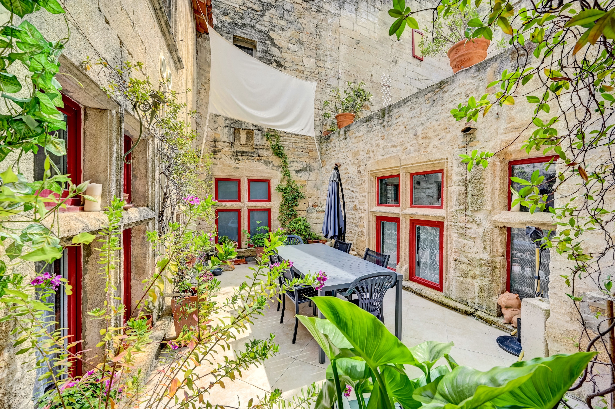  Located near Avignon, Arles and Saint Rémy de Provence, magnificent 15th centur… - 物件實景