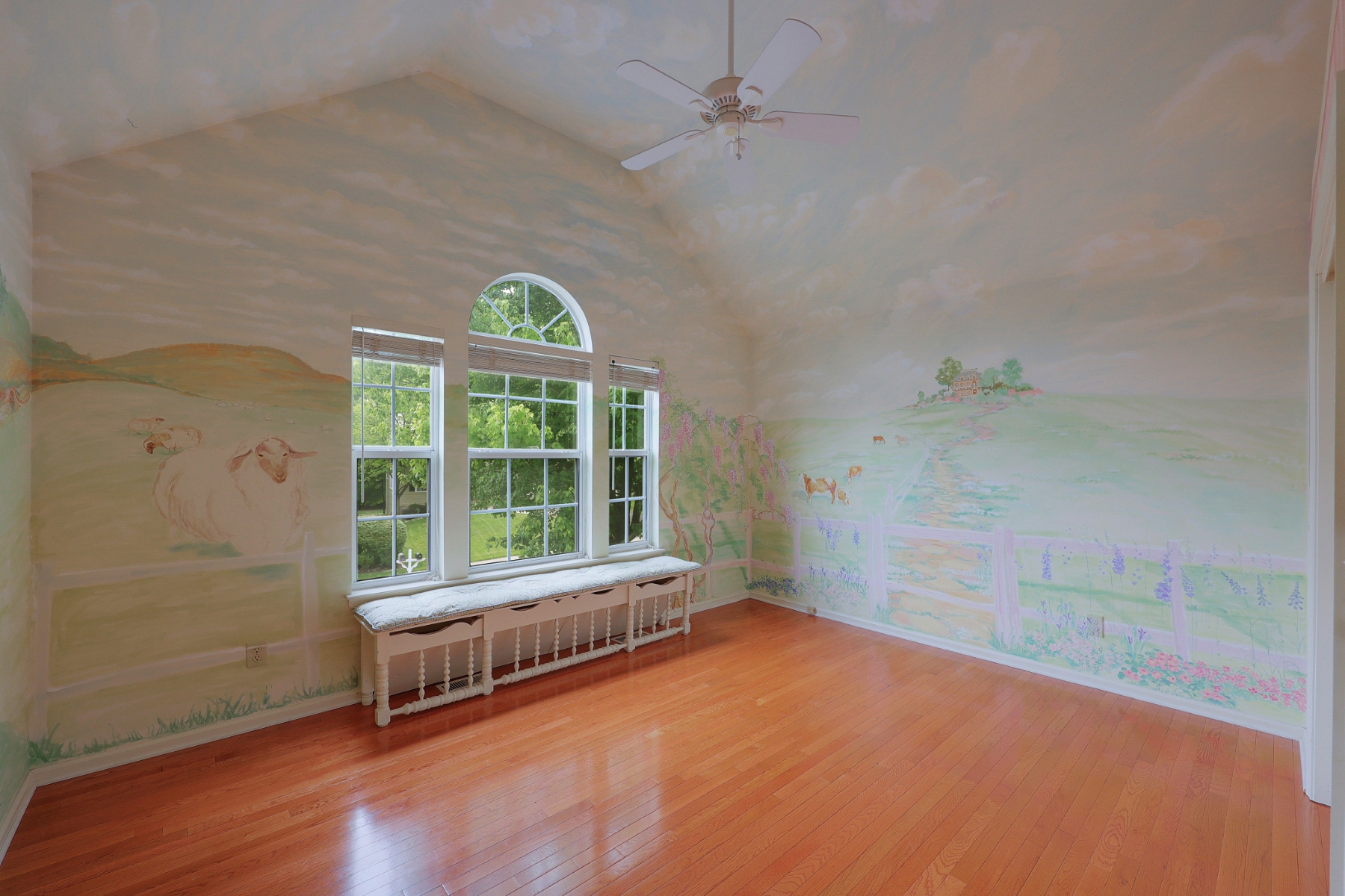  ?Carlisle? Classic Colonial Offers Timeless Charm with Modern Updates - 物件實景