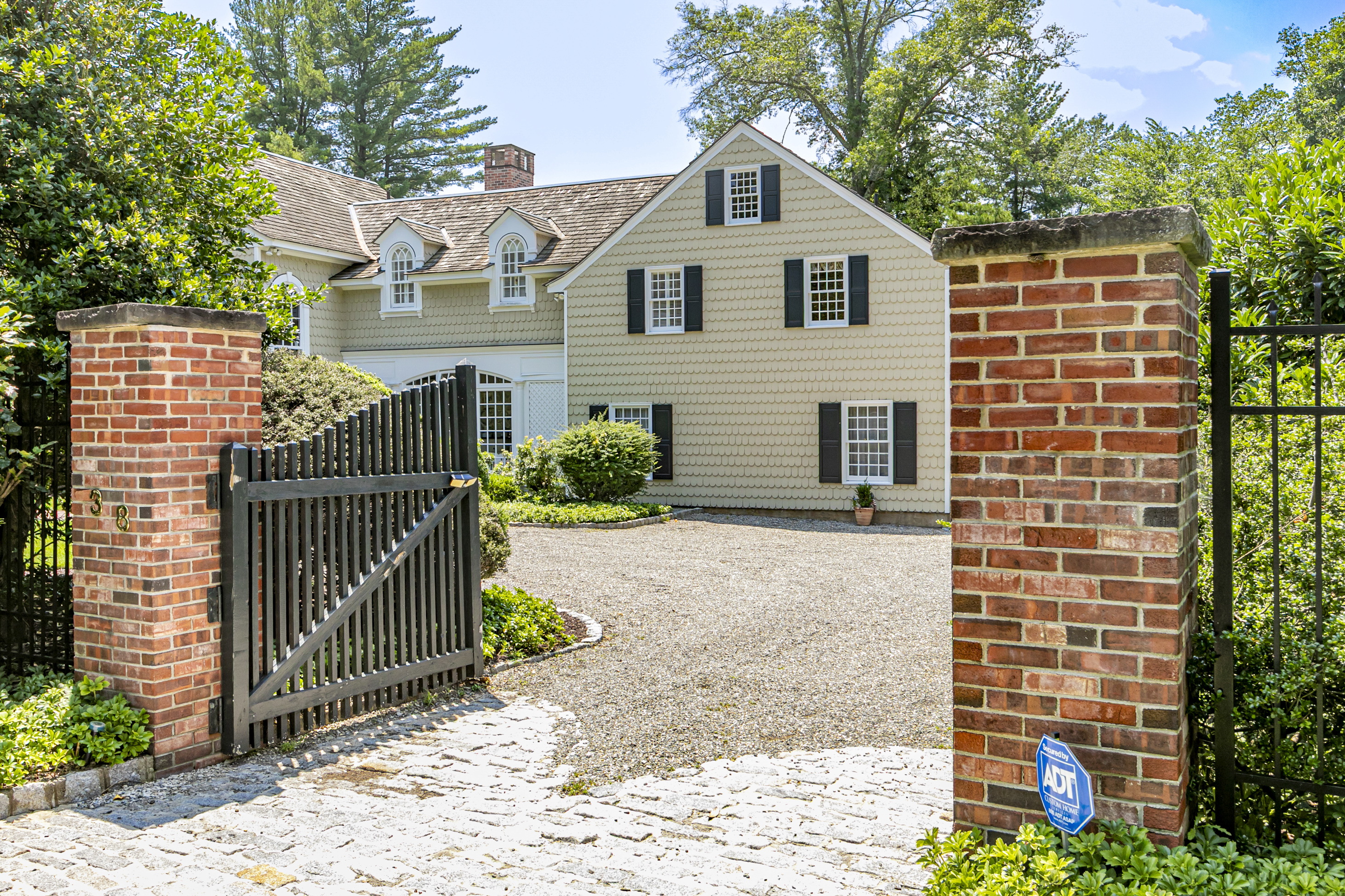  a gated western section home where  european gardens meet storybook style - 物件實景