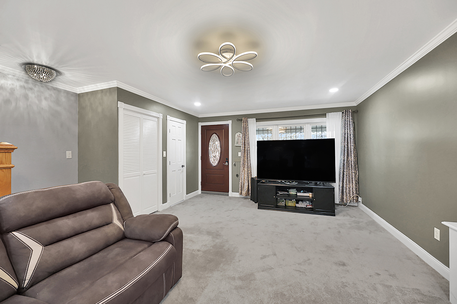 Brooklyn, New York, 11234, United States, 5 Bedrooms Bedrooms, ,3 BathroomsBathrooms,Residential,For Sale,1976876