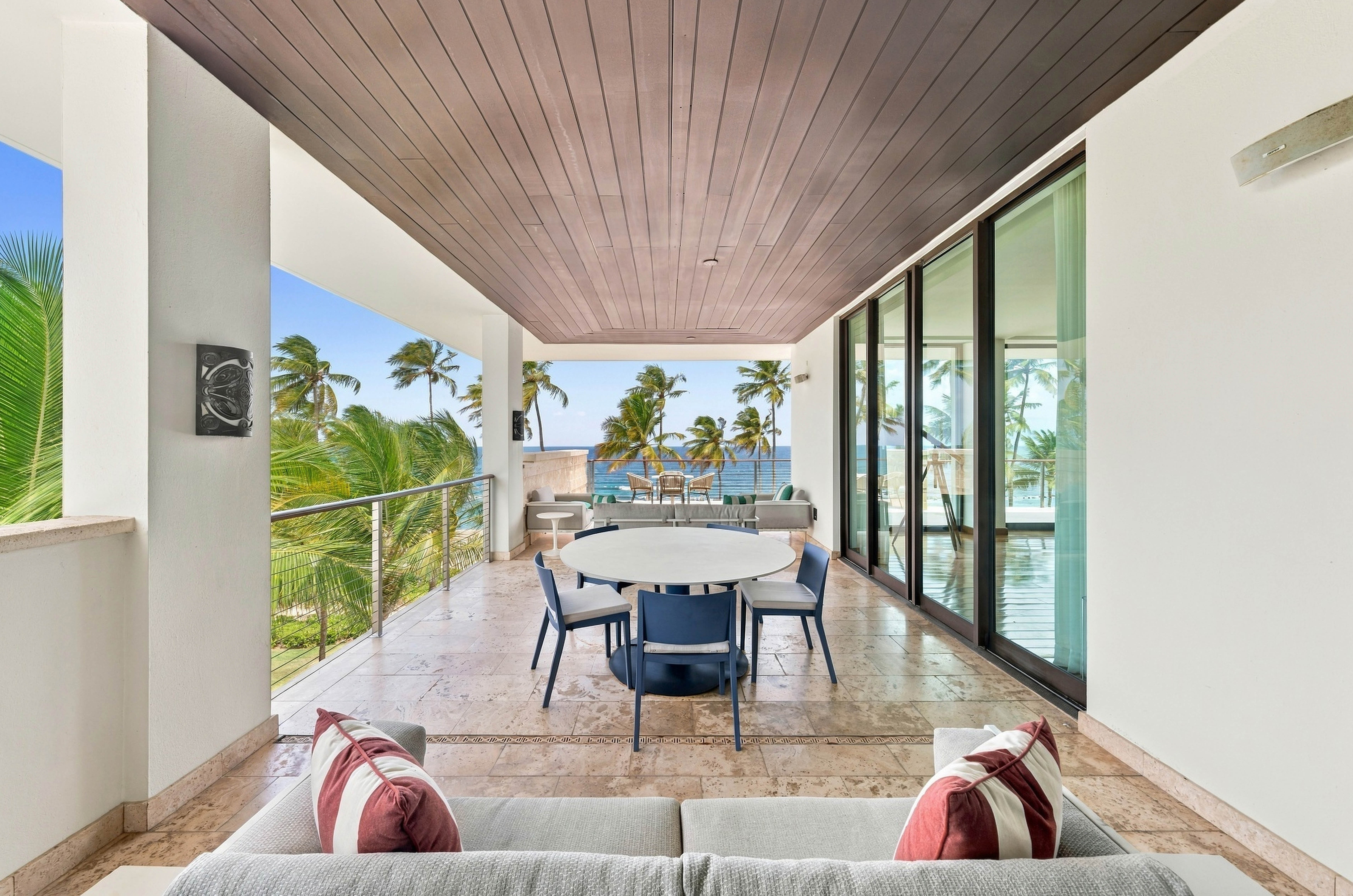  A Distinguished Oceanfront Penthouse on West Beach - 物件實景