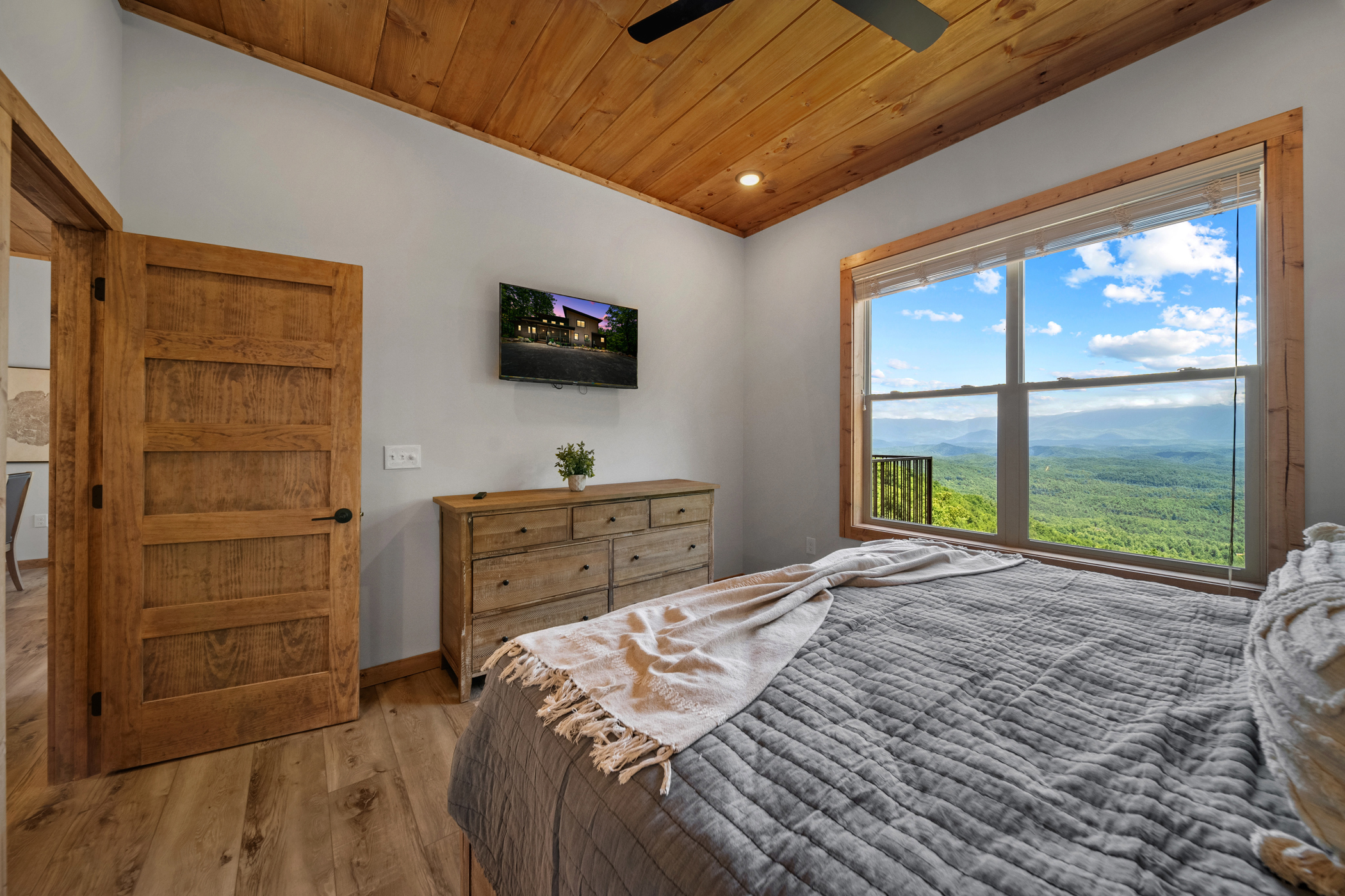 Sevierville, Tennessee, 37862, United States, 5 Bedrooms Bedrooms, ,6 BathroomsBathrooms,Residential,For Sale,1914652