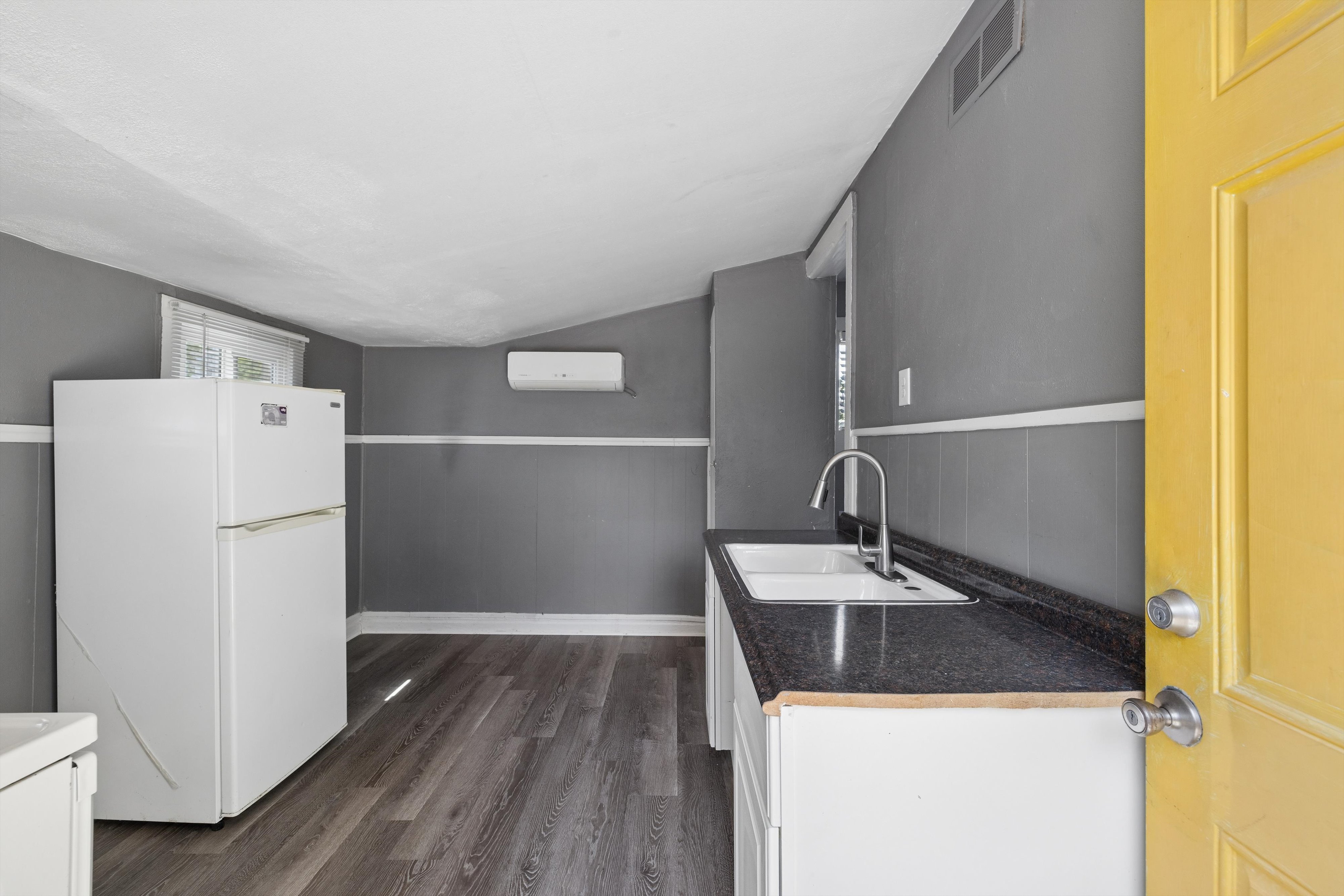  A rare opportunity to own a three-unit residential income property designed for - 物件實景