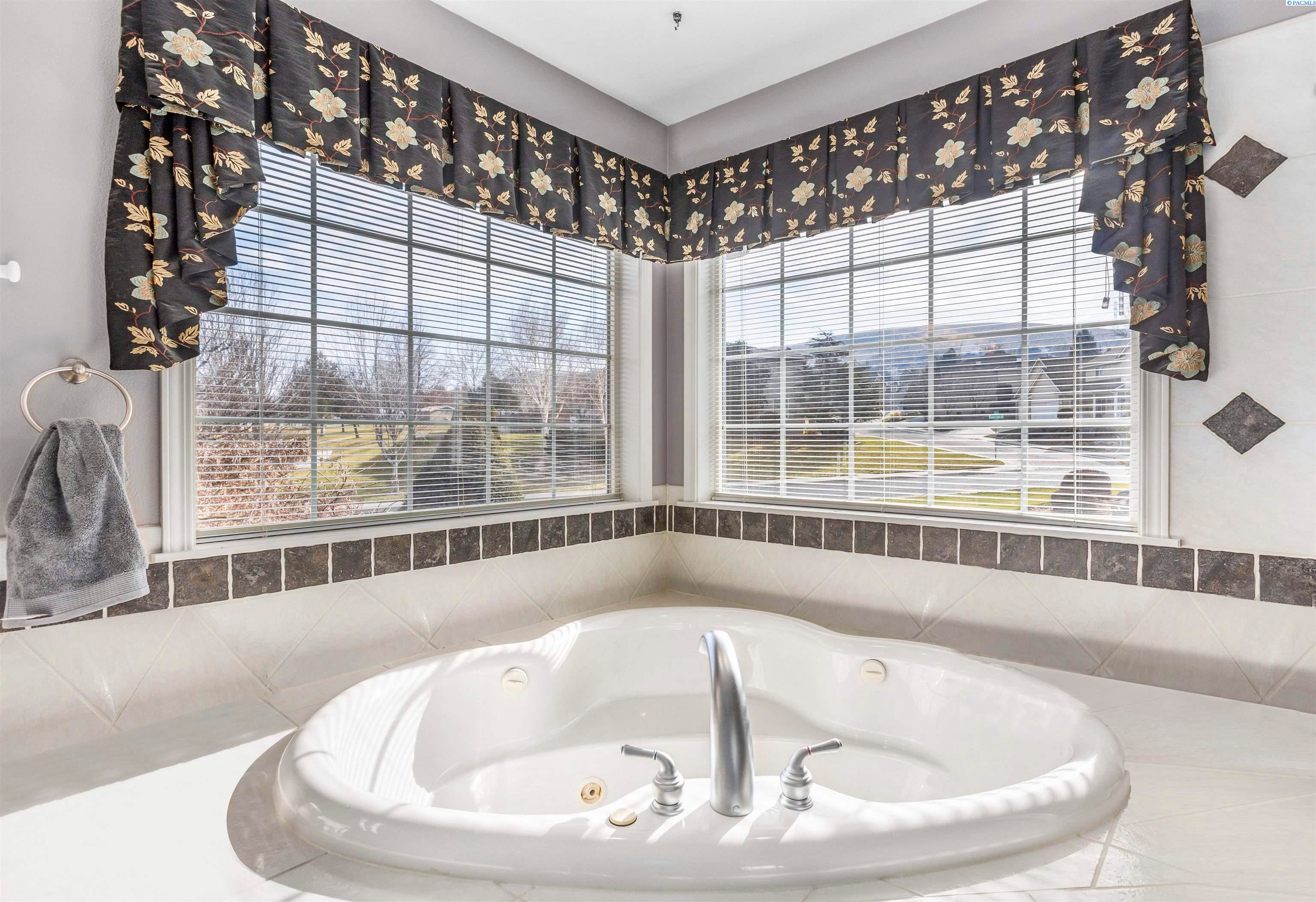 Kennewick, Washington, 99337, United States, 3 Bedrooms Bedrooms, ,2 BathroomsBathrooms,Residential,For Sale,1984046