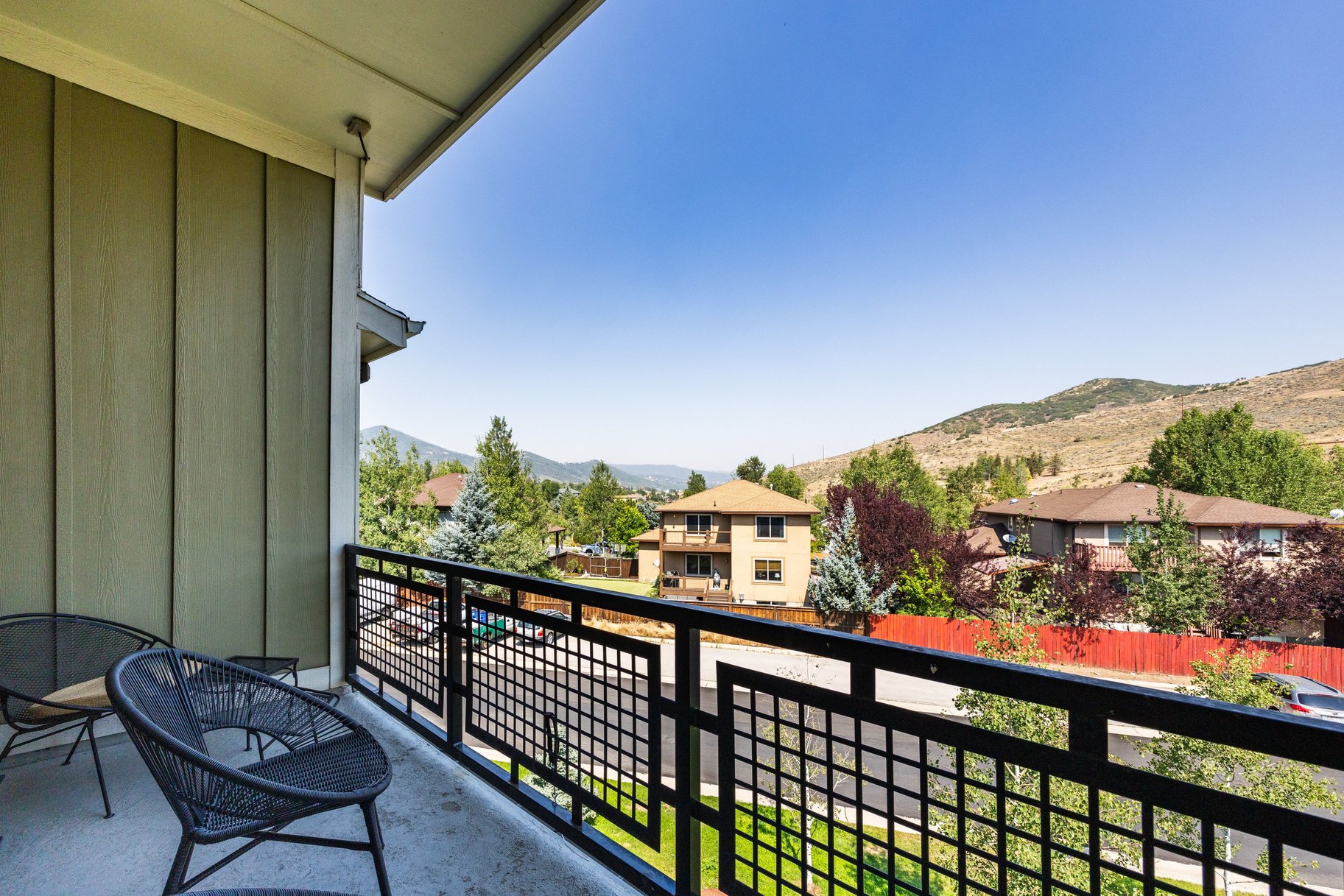  Three Bedroom Townhome with 2-Car Garage Near Trails, Creek, Retail & Golf Club - 物件實景