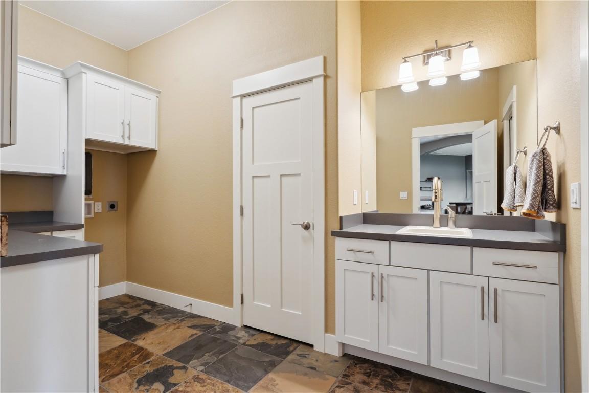 Vinton, Iowa, 52349, United States, 5 Bedrooms Bedrooms, ,6 BathroomsBathrooms,Residential,For Sale,1980405