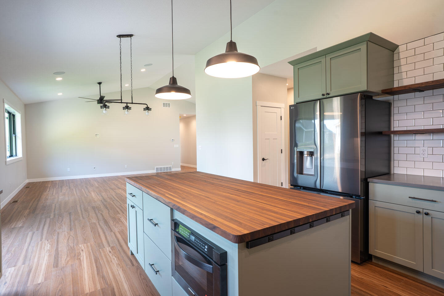 Holmen, Wisconsin, 54636, United States, 5 Bedrooms Bedrooms, ,3 BathroomsBathrooms,Residential,For Sale,1986316