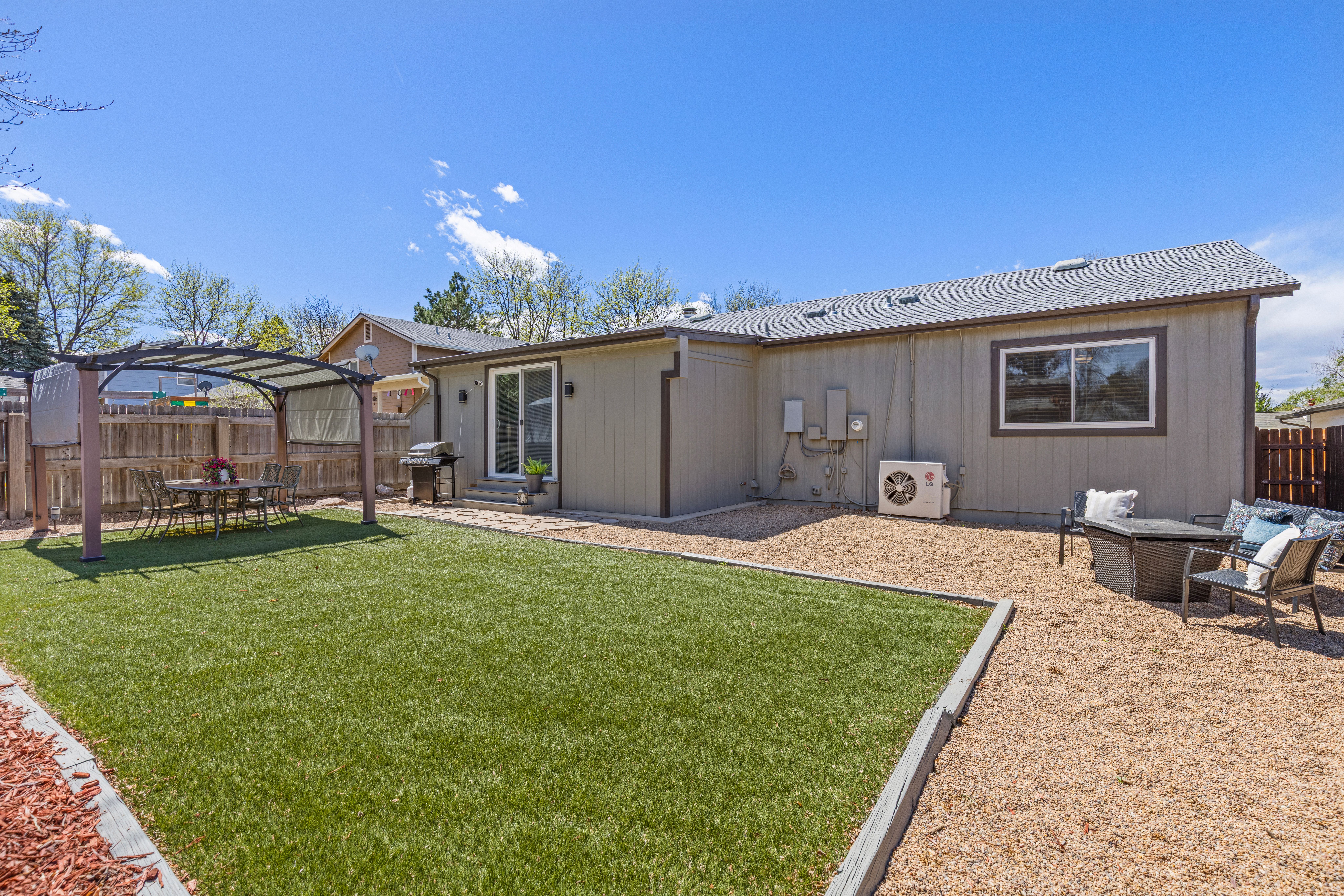  Beautifully Renovated Ranch Home for Multigeneration Living with Two Kitchens - 物件實景