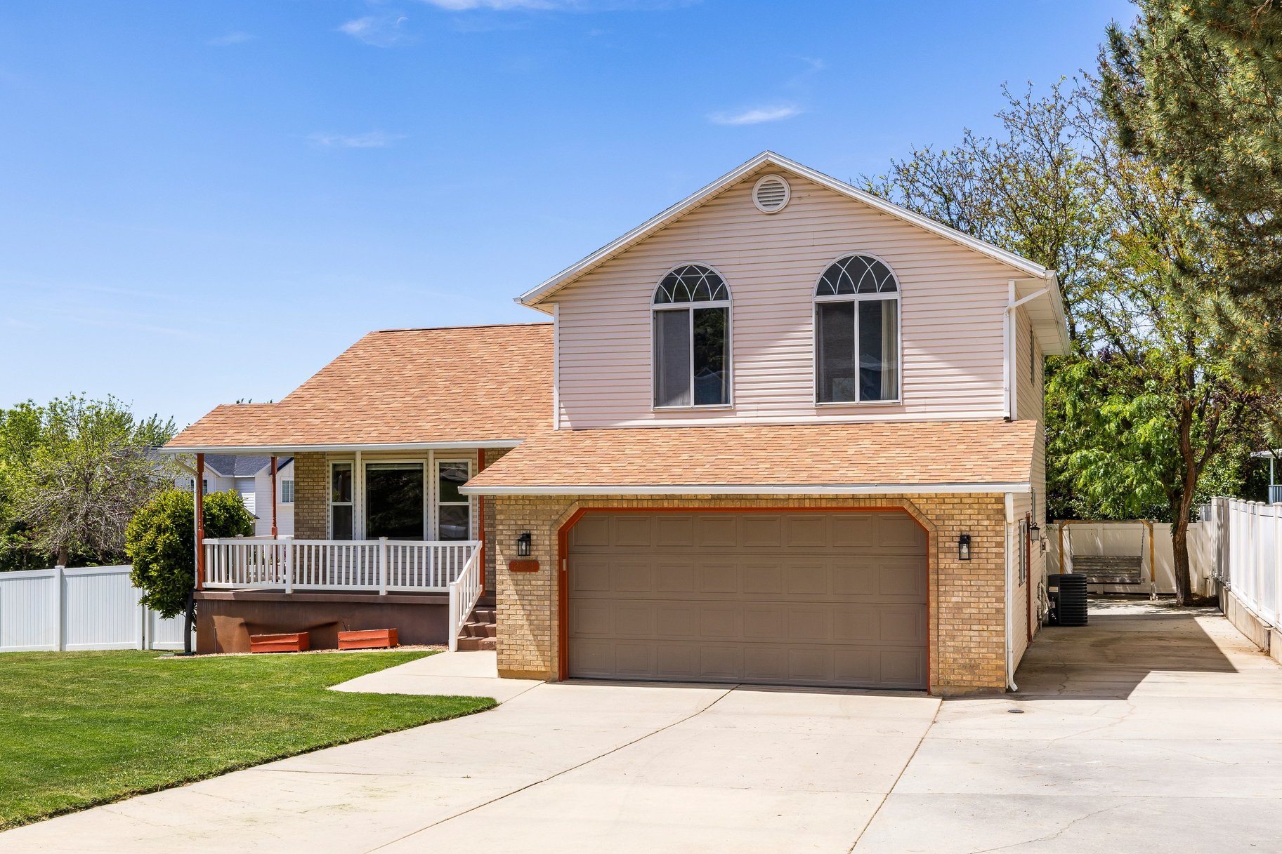  5 Bedroom, 3 Bath Home With One Of North Ogdens Best Porch Views - 物件實景