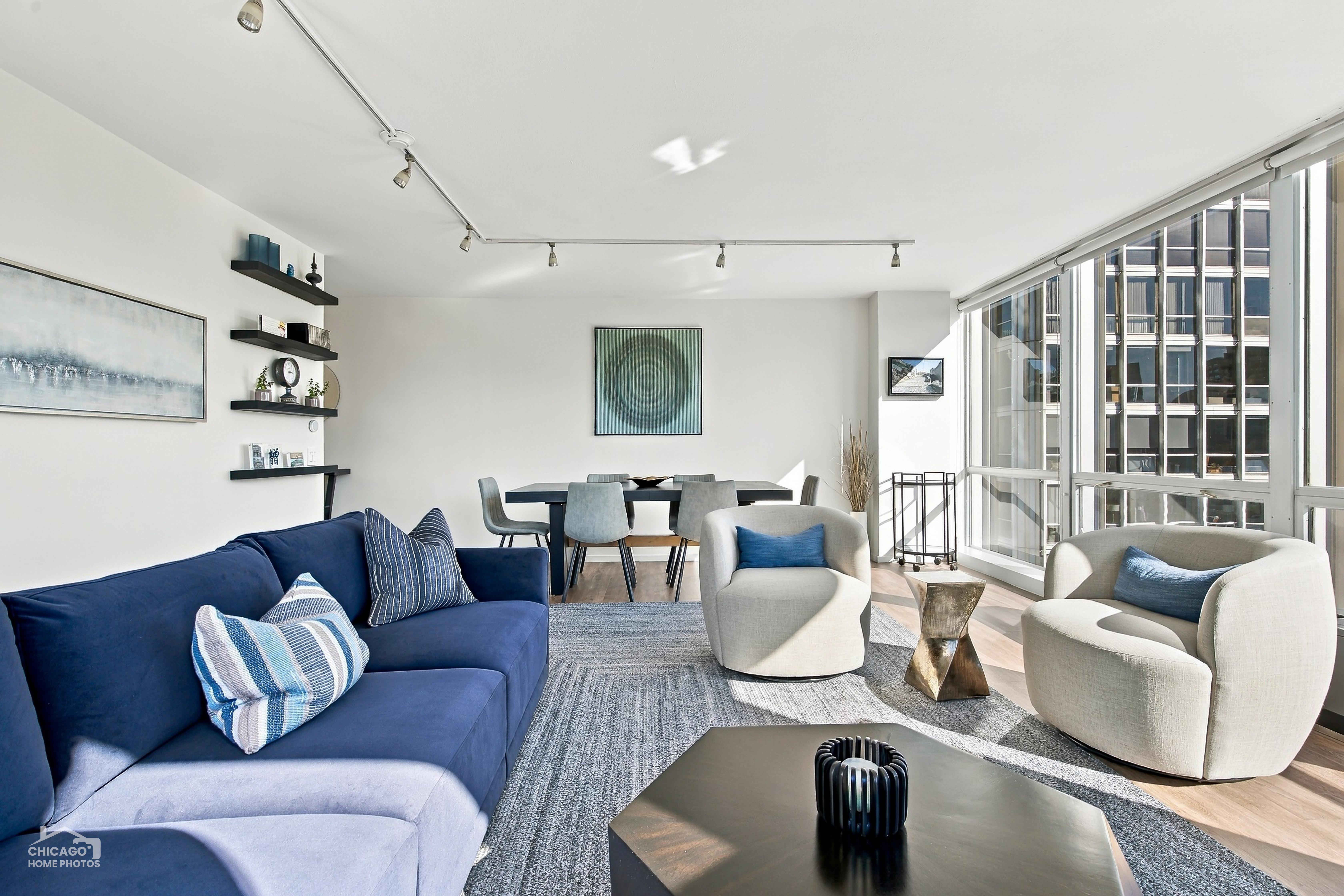  Gorgeous Views from Every Window in this Renovated, Corner Unit Condo - 物件實景